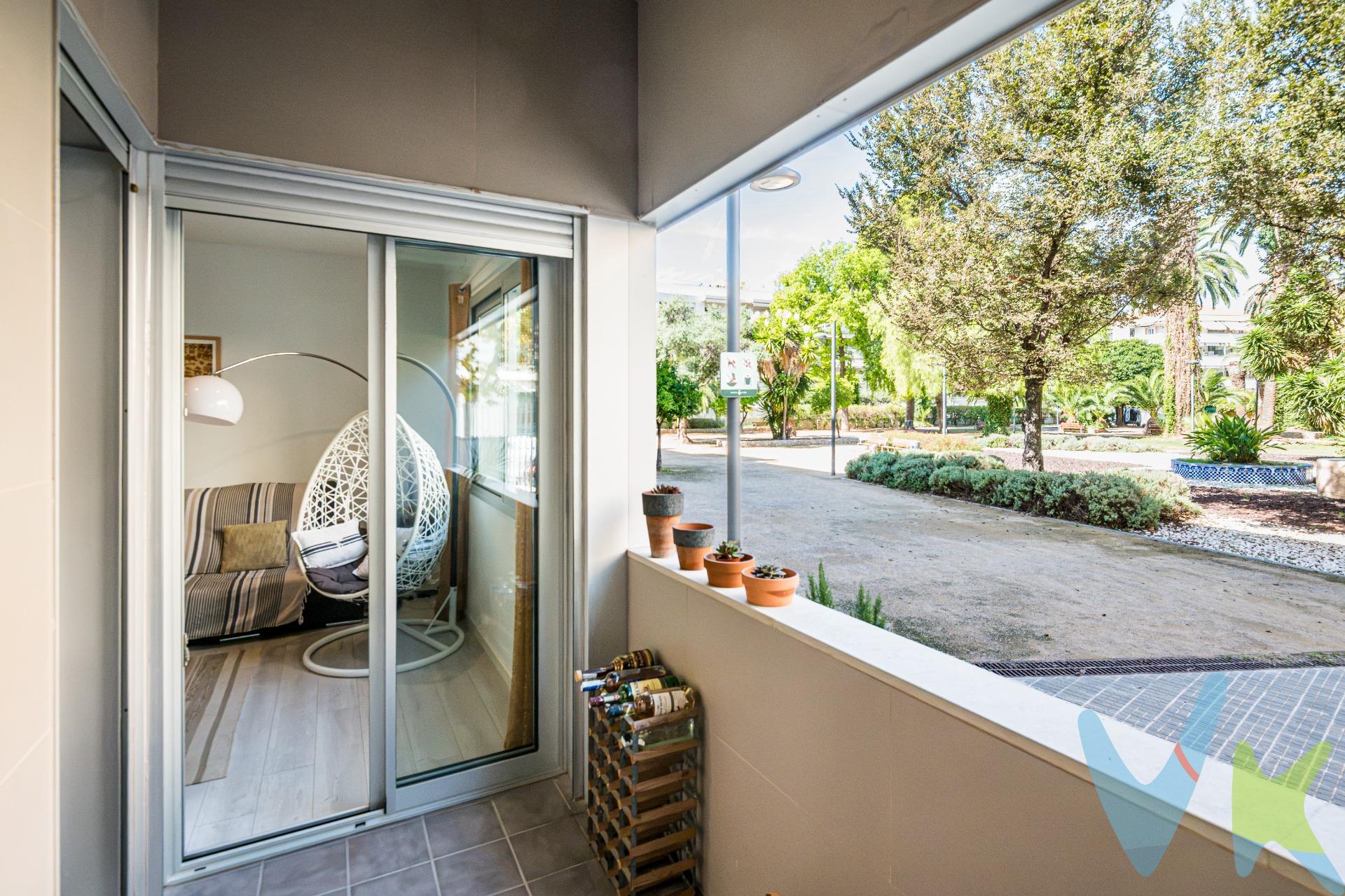 Luminosa planta baja con terraza y solárium privado a un paso del mar en el centro de Sitges.(Ref. 18-02675). Una oportunidad única para disfrutar de Sitges desde una vivienda cómoda, luminosa y lista para entrar a vivir, con terraza, solárium privado y una ubicación privilegiada junto al mar. En pleno centro de Sitges, en una calle tranquila y a pocos pasos del Paseo Marítimo y la playa, esta impecable planta baja combina el confort de una finca seminueva con excelentes acabados y dos espacios exteriores privados. Características principales:. • Planta baja cómoda en edificio moderno de 2017 con ascensor y posibilidad de plaza de parking. • Salón-comedor amplio y luminoso con salida directa a una agradable terraza, ideal para relajarse o comer al aire libre, y cocina independiente equipada. • Zona de noche con 2 habitaciones dobles, una de ellas tipo suite, y 2 baños completos. • Solárium privado de uso exclusivo en la planta superior, perfecto para tomar el sol, disfrutar de las vistas o crear una zona chill out. Sitges, la conocida “Blanca Subur”, ofrece un estilo de vida mediterráneo muy valorado por su microclima, playas, gastronomía, cultura y proximidad al Parque Natural del Garraf. Está a 20 minutos del Aeropuerto de Barcelona y a 35 minutos de Barcelona ciudad, con buena conexión por autopista, tren y autobús. . INFORMACIÓN COMPLEMENTARIA Y AVISO LEGAL:. • Año de construcción: 2017. Vivienda libre, no VPO. Cédula de habitabilidad vigente. • CEE: consumo energético B – 40 kWh; emisiones CO₂: B – 6 kg CO₂/m². • Producto AICAT Garraf, comercializado en exclusiva compartida por las agencias del colectivo AICAT Garraf. Registro AICAT n.º 3341. • El precio no incluye gastos e impuestos de compraventa, como ITP o IVA/AJD, notaría, registro de la propiedad ni gestoría. Contacta con nosotros para más información o para concertar. 