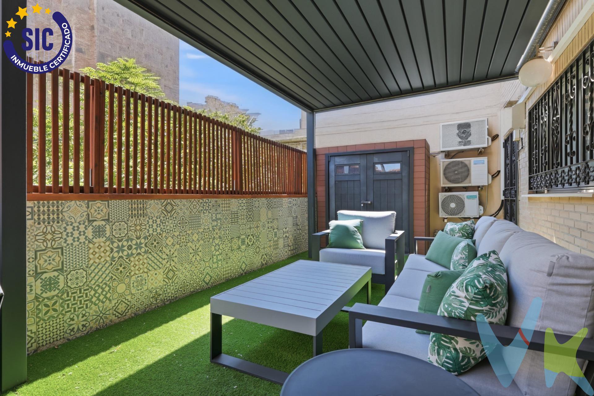Os presentamos  esta espectacular vivienda seminueva totalmente reformada en 2025, perfecta para quienes buscan comodidad y modernidad, con 3 amplias habitaciones, todas equipadas con armarios empotrados, la principal cuenta además con un elegante vestidor. La vivienda se divide en una distribución inteligente que separa claramente la zona de día de la de noche, logrando un ambiente armonioso y funcional. El luminoso salón se conecta a una impresionante terraza de 40 metros, ideal para disfrutar del aire libre en cualquier momento. Parte de la terraza está cubierta con una cortina de cristal, creando un espacio versátil y protegido, mientras que otra área permanece descubierta para aprovechar al máximo el sol. La cocina, completamente reformada, está equipada con electrodomésticos de alta calidad, incluyendo horno, inducción invisible, microondas y lavavajillas, ofreciendo un espacio moderno y práctico para cocinar. La vivienda cuenta con 3 sistemas de aire acondicionado tipo splits, radiadores de calor azul que garantizan una calefacción eficiente. Completan esta increíble propiedad un garaje y trastero, brindando espacio extra para almacenamiento. La ubicación privilegiada y la excelente distribución hacen de esta vivienda una oportunidad única en el mercado inmobiliario. ¡No dudes en visitarla!. . Agencia Registrada con el numero 0935 en el Registro Obligatorio de Agentes  Inmobiliarios de la Comunitat Valenciana. La oferta esta sujeta a cambios de precio o retirada del mercado sin previo aviso. Este anuncio en su conjunto, incluyendo texto, fotos, imágenes o cualquier otro contenido del mismo, no es vinculante dado que la información es ofrecida por terceros  y puede contener errores.  Los datos e información contenida en este anuncio son meramente informativos, por lo que no tienen carácter contractual, reservándose la Inmobiliaria de poder modificarlos en cualquier momento. El precio NO INCLUYE  los honorarios de la Inmobiliaria, los  impuestos (IVA, ITP), Notaria, Registro y Gestoría.