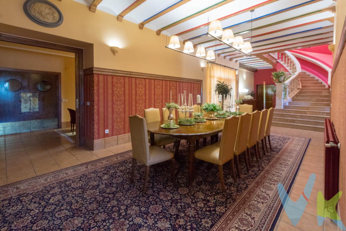 Esta impresionante masía se asienta sobre una antigua casa de postas del siglo XV emplazada en la ruta Valencia-Madrid. Fue remodelada y reconvertida en masía en el siglo XVII. Los actuales propietarios la adquirieron alrededor de los 90 y la convirtieron en una imponente vivienda, acometiendo una importante reforma bajo la supervisión del Ministerio de Cultura. En ella se ha preservado al máximo el carácter antiguo con todas las peculiaridades de época.Esta vivienda única se compone de dos plantas y un torreón, que ha sido habilitado como zona de despachos. En la primera planta, un gran vestíbulo con escalera central distribuye la zona de día en despacho, amplio salón de estar, con zona de lectura, comedor de gran capacidad con chimenea, amplia cocina office con cámara frigorífica industrial anexa, baño de cortesía y garaje. En esta planta se encuentra un precioso patio interior, que ofrece distintos ambientes de salón y comedor. En la segunda planta, por su parte, un amplio vestíbulo separa la zona de habitaciones de la suite principal con 2 baños y escalera de acceso al torreón. En esta planta disponemos de un total de 7 habitaciones con vestidores y 6 baños en suite. Anexa a esta zona encontramos el lavadero y la terraza.      Cuando tenga oportunidad de recorrer la vivienda podrá comprobar, de primera mano, el exquisito gusto, en materia de decoración, que mantienen intactas las estancias. Además, la originalidad de planteamientos ha propiciado que hayan aprovechado edificios anexos e independientes de la vivienda para crear distintos ambientes. Por ejemplo, se ha mantenido parte de la bodega inicial, dedicada a tal fin, con sus grandes toneles, y otra parte se ha reconvertido en un acogedor salón de invierno, con chimenea en el antiguo pajar. Otro ambiente del que podrá disfrutar es el de verano, integrado por una gran piscina, con jacuzzi, y un cenador con gran paellero con chill out, en donde se cocinarán mil y una paellas valencianas. El exterior, por su parte, lo compone una zona con un jardín minimalista con palmeras y un parking de gran capacidad. Imponente extensión de olivos rodea la propiedad. Una propiedad única y exclusiva.  Ubicada muy cerca de la urbanización La Loma de Miralcampo y a pocos metros de la Urbanización del Bosque, esta maravillosa vivienda dispone de servicio de transporte público, transporte escolar para colegios públicos y privados y supermercado cercano. La propiedad se asienta sobre terreno rústico y dispone de un camino de servidumbre para acceder, con salida independiente. Muy bien comunicada con la A·3, bypass sentidos Barcelona o Alicante y a 15 km del aeropuerto.Campo regadio por goteo: Olivos 52; Naranjos 5; Limonero 1;Palmeras 8Casa en 3 plantas 1202 m2ENERGIA SOLAR: 22Placas solares, 450W; 99 Kw; Inversor 10KwGas natural; Electricidad bi y trifasica; 3 pozos de servicio; Telefono y alarmaCalefaccion central por radiadores de gas, controlada por termostatoAgua caliente sanitaria con circuito completo y bombas de recirculacion instaladas. Agencia Registrada con el Nº 0996  en el Registro Obligatorio de Agentes Inmobiliarios de la Comunitat Valenciana, según el DECRETO 98/2022, de 29 de julio, del Consell, por el que se regula el Registro de Agentes de Intermediación Inmobiliaria de la Comunitat Valenciana.La documentación del inmueble ha sido revisada y estimamos que reúne todos los requisitos necesarios para su comercialización.El precio ofertado no  incluye los gastos de compra de venta ni los honorarios de la inmobiliaria.Las medidas aquí expuestas han sido obtenidas del Catastro.El anuncio no es vinculante, puede contener errores.Esta agencia ha sido contratada para gestionar la venta de este inmueble de forma exclusiva, garantizando un servicio de calidad, sin interferencias de terceros. Por este motivo, se ruega no molestar a los propietarios, a los ocupantes del inmueble o a los vecinos.Muchas gracias por tu comprensión.