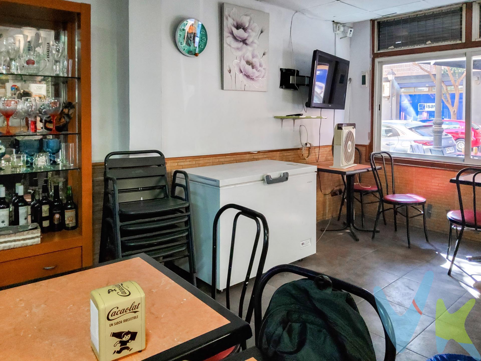 Bar acogedor en traspaso en el barrio de San Marcelino, Valencia, en la calle Arzobispo Olachea, con capacidad para 17 personas. Al entrar, te recibe un ambiente cálido y familiar, con una disposición que aprovecha cada espacio de manera eficiente. Las paredes están decoradas con elementos modernos pero con un toque tradicional, utilizando cerámicas locales y detalles en madera clara. El bar cuenta con una amplia ventana que da vista a la calle y la terraza con vista a calle San Vicente Mártir, permitiendo que la luz natural bañe el interior durante el día y que los transeúntes puedan ver la vida dentro del local. Las mesas, cuidadosamente dispuestas, incluyen algunas junto a la ventana para quienes disfrutan de una vista al exterior mientras toman algo. Las demás mesas y sillas están distribuidas de forma que se respete el espacio de cada cliente, asegurando una experiencia cómoda y relajada. La barra, un poco más elevada, se sitúa al fondo del local, donde los camareros preparan bebidas con rapidez y habilidad. Las luces cálidas sobre la barra crean un ambiente íntimo por la noche. El menú está enfocado en tapas locales y bebidas típicas de la región, ofreciendo una combinación perfecta de lo tradicional y lo moderno. Este pequeño bar es ideal para encuentros tranquilos entre amigos o para aquellos que buscan un rincón discreto en Valencia, en una zona de ambiente relajado, pero con el carácter vibrante del barrio de San Marcelino. La descripción del presente inmueble e imágenes tienen mero carácter informativo y en ningún caso carácter contractual, pudiendo ser modificados por la inmobiliaria comercializadora sin que ello implique responsabilidad alguna frente a terceros. En el precio de venta a público, esta propiedad NO incluye los gastos de adquisición (Notario, registro, gestión, honorarios, etc…).
