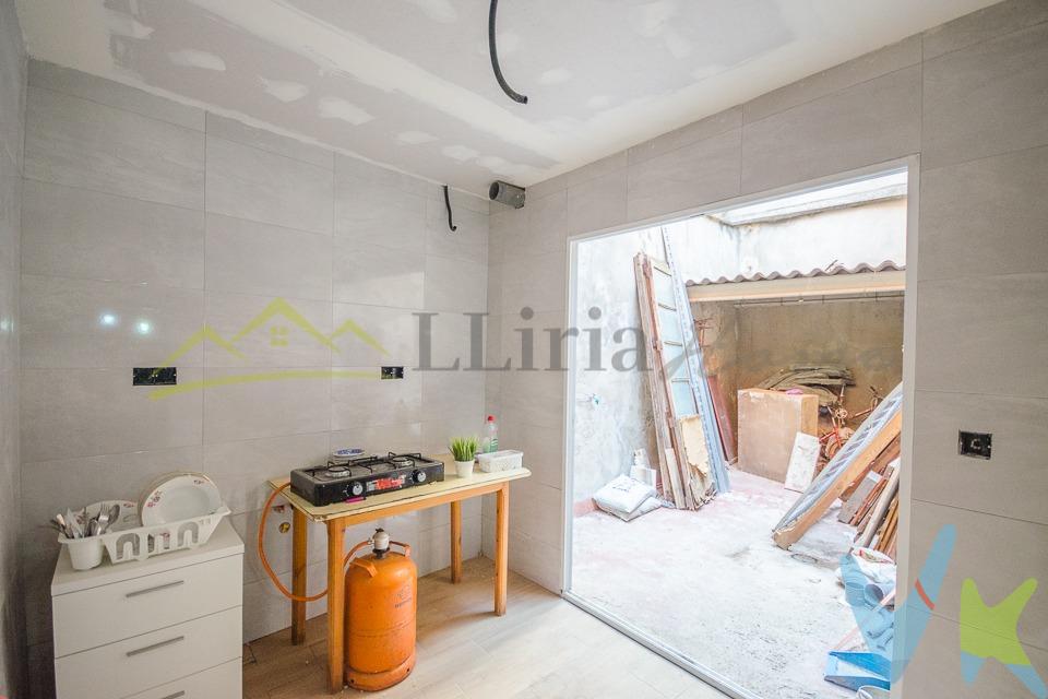Ref. 04295.- EXCLUSIVA.- Casa independiente con patio privado en el centro de Llíria. ¿Buscas una vivienda con encanto y con posibilidades de adaptarla a tu gusto? Te presentamos esta acogedora casa independiente situada en pleno centro de Llíria, a un paso de todos los servicios y en una calle tranquila. Distribución y superficies:. Planta baja (70 m² construidos): salón comedor, cocina reformada, baño completo con plato de ducha nuevo, dos dormitorios y patio privado de 12 m² ideal para disfrutar del aire libre. Planta primera (54 m² construidos): amplia sala diáfana, perfecta para adaptar como estudio, tercer dormitorio, sala de estar, gimnasio o lo que necesites. Nota: en la planta baja existen algunos escalones entre estancias, lo que aporta dinamismo a la distribución. Reformas recientes (2025):. Revestimientos y pavimentos nuevos en cocina y baño. Instalación de plato de ducha. Nueva balconera con acceso al patio. Sustitución de la puerta principal. Alta de agua y conexión nueva a la red de alcantarillado. Otros detalles:. Faltan por completar la instalación eléctrica y dar de alta el suministro. Ventanas y puertas interiores de madera. Estructura sólida con vigas de madera. Esta propiedad ofrece una excelente base ya reformada y la libertad de terminarla a tu gusto, con gran potencial como vivienda habitual, segunda residencia o inversión. 📍 No dejes pasar esta oportunidad en el corazón de Llíria. ¡Contáctanos para más información o para concertar una visita sin compromiso!. Información importante:. Gastos de intermediación, notaría, registro de la propiedad, gestión de cambio de nombre e impuesto de transmisiones patrimoniales no incluidos en el precio del inmueble ofertado. Por expreso deseo del propietario, este inmueble se comercializa en exclusiva por nuestra empresa. Rogamos no contactar directamente con la propiedad. Para visitas, contacte con nosotros. Información al consumidor:. La compra del inmueble conlleva honorarios adicionales a consultar. Servicios incluidos:. Supervisión de documentación y verificación del estado registral y catastral. Negociación con el vendedor. Redacción de contratos y seguimiento hasta la firma. Asistencia en la obtención de financiación y tasación. Acompañamiento en visitas adicionales y cambios de suministros. 📞 Contacto y más información:. 962781409. #exclusiva=venta=compromiso #inmobiliarialiria #lliriahomeinmobiliaria #firmanotaria #clientescontentoslliriahome. 
