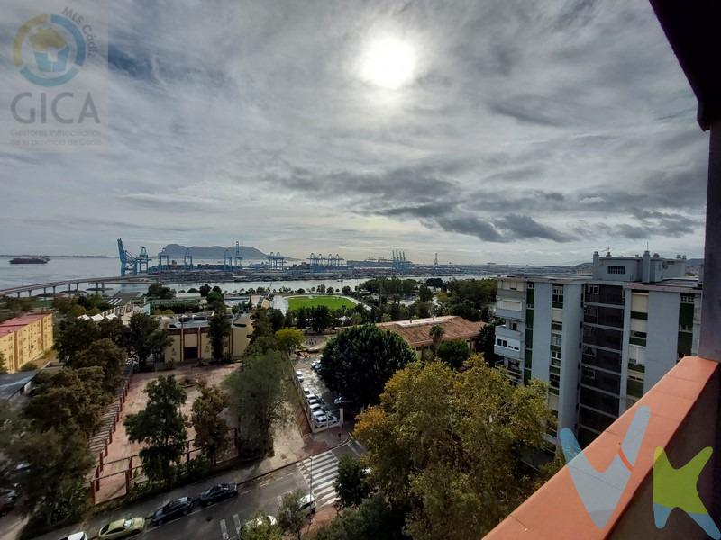 Fantástico piso en San José Artesanos, consta de 3 dormitorios, 1 baño, 2 lindas terrazas, una en salón y otra en dormitorio principal, ambas con unas vistas espectaculares a la bahía (orientación Este), la cocina está ampliada con el lavadero, y aunque requiere una actualización es bastane amplia. El edificio posee ascensor, y al ser una planta alta.. tiene un silencio y unas vistas que te van a enamorar. Mejor llama para verlo !!!!. --------------------------------------------------. Informamos a nuestros clientes que los gastos de notaría, registro, gestoría, impuestos y los honorarios de la agencia  NO están incluidos en el precio. A su vez, disponemos del documento informativo abreviado de la propiedad (según decreto 218/2005, del 11 de octubre) y de seguro de caución, para la protección del dinero entregado como señal para la reserva de una vivienda. Por mandato expreso del propietario, comercializamos este inmueble en exclusiva, lo que le garantiza el acceso a toda la información, a un servicio de calidad, un trato fácil, sencillo y sin interferencias de terceros. Por este motivo, se ruega no molestar al propietario, a los ocupantes de la propiedad o a los vecinos. Muchas gracias por su comprensión.