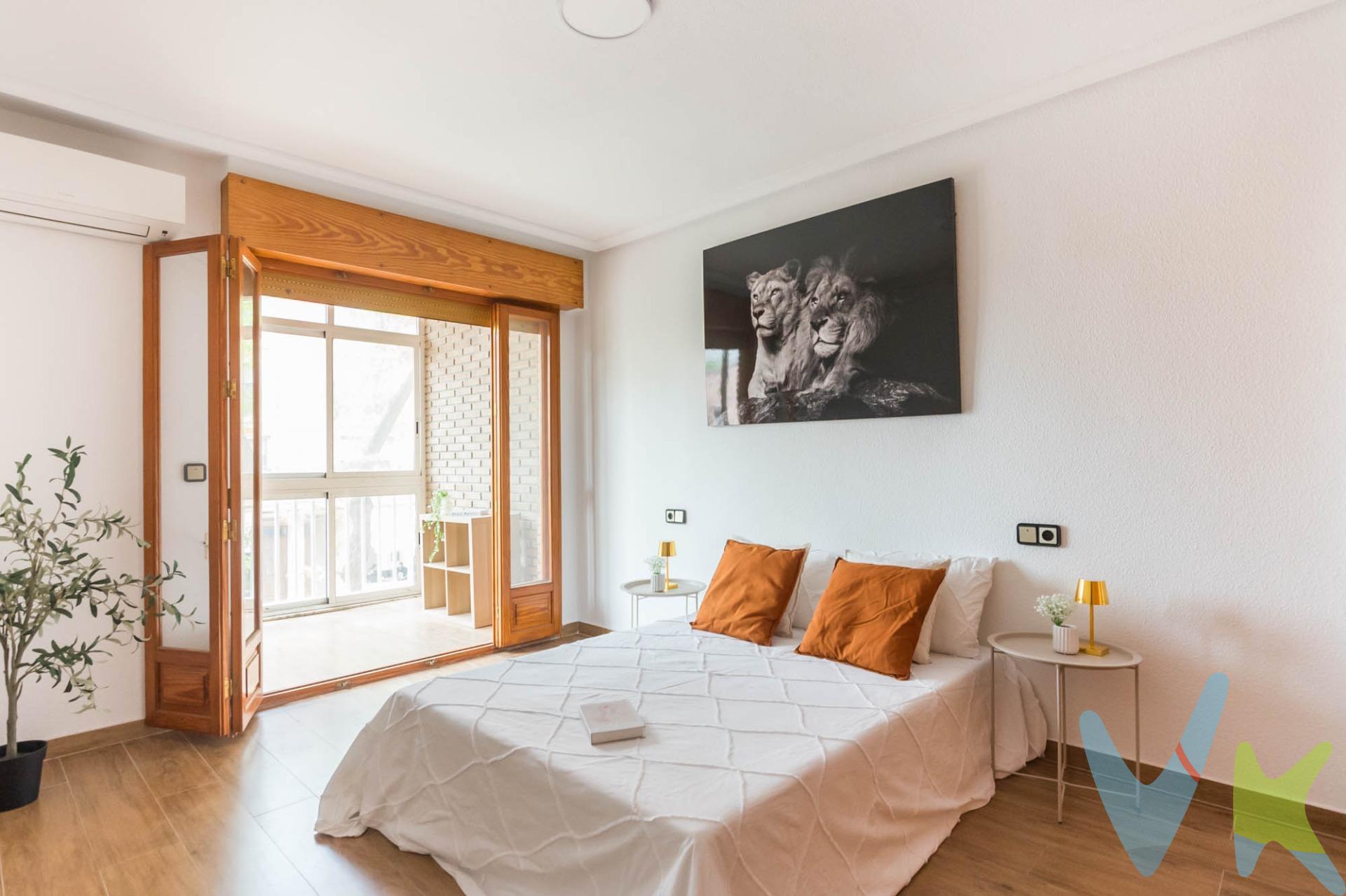 Crea el hogar que siempre has soñado....Descubre este espectacular dúplex recién reformado, ubicado en una zona tranquila y bien comunicada de Santa Cruz. La vivienda cuenta con 3 amplios dormitorios, 2 baños modernos, y una cocina totalmente equipada con electrodomésticos de última generación. El diseño ha sido cuidadosamente renovado para ofrecer comodidad, estilo y funcionalidad. Incluye un garaje independiente con acceso directo, ideal para mayor comodidad y seguridad. Perfecto para familias o quienes buscan una vivienda lista para entrar a vivir. ¡No pierdas esta oportunidad única!. Si necesitas más detalles o información adicional, no dudes en preguntar. Cuando te pongas en contacto con nosotros te informaremos de los gastos que no están incluidos en el precio, gastos de compraventa y honorarios de agencia y te ayudaremos para que tu proceso de compra con nosotros se convierta en un #Calma: Estado ideal de tranquilidad que tendrás al comprar tu casa con nosotros. Por último, te vamos a contar una cosa: Los propietarios han confiado en nosotros y nos han contratado en exclusiva para que les ayudemos a vender uno de sus bienes más preciados, su casa, su hogar. Esto para ti, como comprador, será una garantía ya que tendrás acceso a un servicio de calidad, un trato fácil, sencillo y sin interferencias de terceros. Por eso, te vamos a pedir un favor, habla con nosotros, no los molestes, te vamos a ayudar en caso de interés en todo el proceso y te vamos a facilitar toda la documentación e información que precises. Como ya te habíamos dicho, ¡Un servicio de calidad!. *Esta vivienda está amueblada y decorada por nuestro Dpto. de HomeStaging, de manera neutra y despersonalizada con muebles de cartón y/o reales y objetos decorativos. Estos objetos y mobliliario no están incluidos en la vivienda. 
