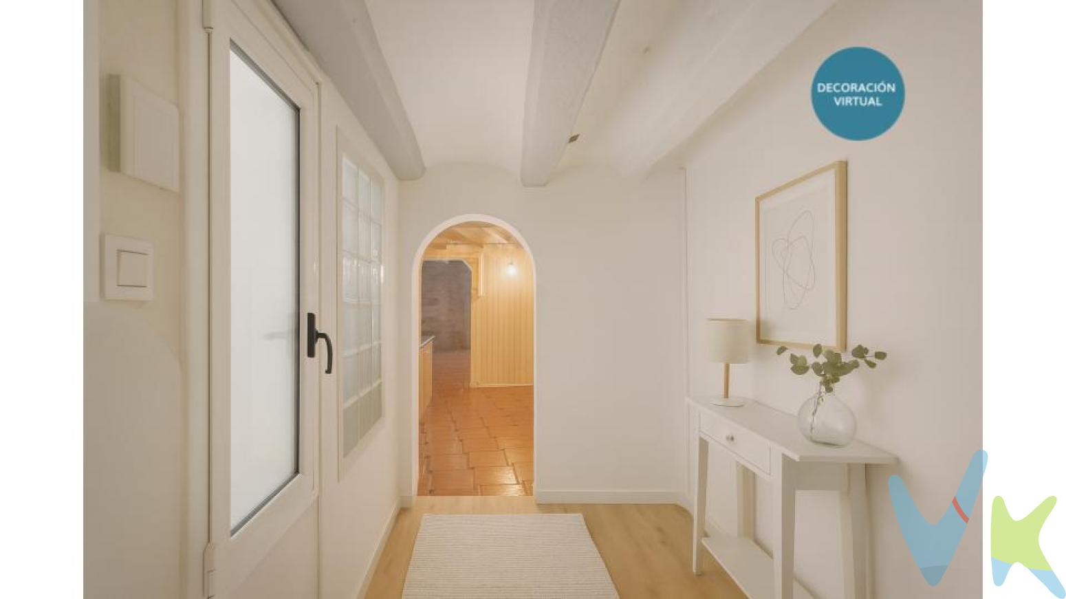 Vivienda con local comercial en venta en el Barrio Gòtic de BarcelonaUna propiedad singular en una de las zonas con mayor encanto de la ciudadPresentamos esta singular propiedad situada en Plaça del Regomir, en pleno Barrio Gòtic de Barcelona, compuesta por una vivienda con cédula de habitabilidad vigente y un local comercial, una combinación poco habitual en el centro histórico de la ciudad.Se trata de un inmueble ideal tanto para quienes buscan combinar vivienda y actividad profesional como para inversores que valoren un activo diferente con múltiples posibilidades de uso.Una ubicación privilegiadaSituada en Plaça del Regomir, entre Via Laietana y Plaça Sant Jaume, en pleno corazón del Barrio Gòtic.Una zona donde conviven historia, comercio, restauración, hoteles boutique, galerías de arte y oficinas profesionales, generando actividad durante todo el año.A pocos minutos andando de:Catedral de Barcelona.Plaça Sant Jaume.Port Vell.Paseo de Colón.Las Ramblas. DistribuciónSuperficie construida según Catastro: 131 m²Vivienda: 76 m² construidos (60,42 m² útiles según cédula de habitabilidad).Local comercial: 45 m² construidos. Vivienda distribuida en:-Recibidor.-Salón.-Cocina independiente.-Dormitorio.-Baño completo con ducha.-Cuarto de instalaciones.-Dispone de cédula de habitabilidad de segunda ocupación vigente hasta mayo de 2041.-El acceso a la vivienda se realiza actualmente desde el portal de la finca. Local situado en planta baja, dispone de:-Espacio comercial.-Office.-Aseo.-Baño.-Dos patios interiores.-Cuenta con acceso independiente desde la calle.Actualmente la vivienda y el local estuvieron comunicados mediante una escalera interior, hoy cerrada mediante una división de vidrio de seguridad, conservando ambos espacios su independencia funcional.  Excelente comunicación mediante metro (Jaume I - L4), numerosas líneas de autobús y rápida conexión con el resto de la ciudad. Disponemos de vídeo de recorrido completo de la vivienda y del local.Renders virtuales del proyecto de reforma de la vivienda, elaborados exclusivamente como propuesta orientativa para ayudar a visualizar el potencial del inmueble. Las imágenes renderizadas no corresponden al estado actual de la propiedad. La vivienda dispone de cédula de habitabilidad vigente, expedida por la Agència de l\'Habitatge de Catalunya. Operación gestionada por propiedad institucional (fondo de inversión): se exigirá cumplimiento de normativa de prevención de blanqueo de capitales (KYC/AML) y documentación del comprador.Inmueble para actualizar (reformas e implantación de rampa en acceso de calle). Al precio de venta se le habrán de incrementar los correspondientes gastos de adquisición: ITP (10% tipo general) o IVA, además de gastos de Notaría, Registro y gestión. API: 14133 AICAT: 12605 JOSÉ RAMÓN SÁNCHEZ CARO - TASALOCALES SERVICIOS INMOBILIARIOS SL 
