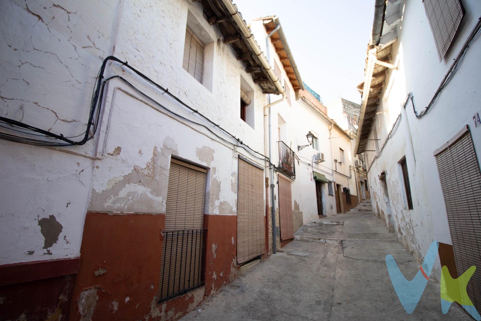 Descubre esta casa situada en el corazón del casco antiguo, perfecta para aquellos que buscan un proyecto de reforma personalizable. Con dos plantas bien distribuidas, la planta baja perfecta para zona de día, ideal para recibir visitas y disfrutar de momentos familiares; mientras que en la primera planta encontrarás  tres dormitorios amplios. . Este inmueble te ofrece una gran oportunidad para diseñar los espacios a tu gusto y crear el hogar perfecto que siempre has deseado. La tranquilidad del entorno garantiza un estilo de vida sereno y apacible. No pierdas la oportunidad de darle ese toque personal tan especial a este espacio lleno de potencial. 96 172 45 35. 644 21 34 93. www.grupo-vive.com. vivexativa@grupo-vive.com. 