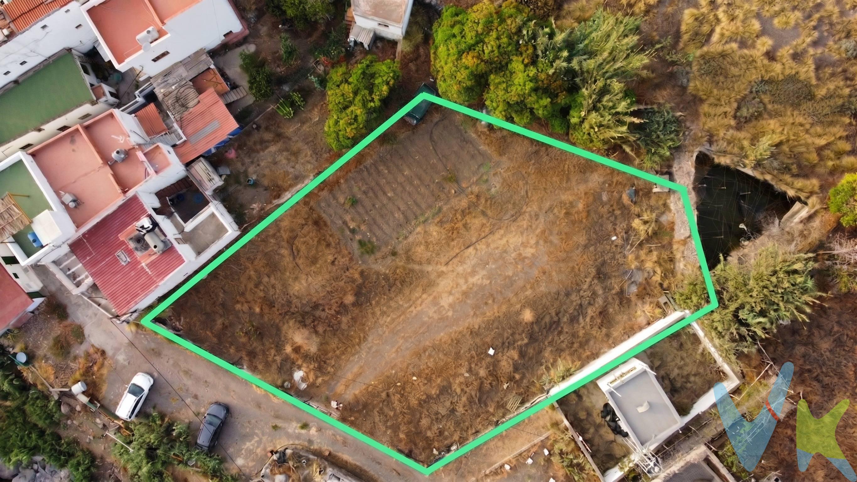 Si buscas tranquilidad, naturaleza y una inversión estratégica en el norte de Gran Canaria, este terreno rústico de más de 1.200 m² situado en el idílico enclave de El Risco de Agaete es exactamente lo que necesitas. Ubicado en un entorno natural privilegiado, rodeado de montañas y con el encanto rural único de la zona, este solar ofrece el espacio perfecto para proyectos agrícolas, de recreo o inversión a medio y largo plazo. Puntos fuertes y ventajas clave:. - Suministro de agua: Un valor añadido fundamental que facilita desde el primer día cualquier proyecto de cultivo, acondicionamiento o uso recreativo. - Ubicación en plena revalorización: La próxima finalización del último tramo de las obras de la carretera del norte (túneles Agaete - La Aldea) transformará por completo las comunicaciones de la zona. Esta mejora sustancial en la accesibilidad convertirá a El Risco en un punto estratégico mucho más accesible y revalorizará notablemente los inmuebles y terrenos del entorno. - Entorno insuperable: A un paso del Parque Natural de Tamadaba y muy cerca de la costa, ideal para desconectar en un ambiente de absoluta paz. Una excelente oportunidad tanto para particulares que deseen un refugio natural como para inversores que busquen un activo en una zona con claro potencial al alza.