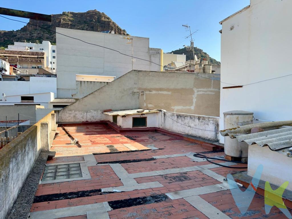 Oportunidad única en Almenara: casa con local comercial, terraza de 90 m² y vistas despejadas.Presentamos esta singular propiedad de 223 m² construidos, compuesta por vivienda y local comercial, una excelente oportunidad tanto para residencia habitual como para inversión.El inmueble dispone de 3 habitaciones, 2 baños, trastero y amplios espacios con múltiples posibilidades de distribución.Destaca especialmente su fantástica terraza de aproximadamente 90 m², un espacio privilegiado donde disfrutar del sol durante todo el día gracias a su excelente orientación sur.Desde la terraza se pueden contemplar unas magníficas vistas despejadas a la huerta y al entorno natural que rodea Almenara, aportando una sensación de amplitud y privacidad difícil de encontrar.La planta baja cuenta con un local independiente, ideal para negocio propio, despacho profesional, almacén, garaje o incluso para ampliar la superficie destinada a vivienda, según las necesidades del futuro propietario.Características principales:.La propiedad cuenta con 223 m² construidos distribuidos entre vivienda y local comercial, dispone de 3 habitaciones, 2 baños y un práctico trastero.Destaca su amplia terraza de aproximadamente 90 m², su excelente orientación sur y sus magníficas vistas despejadas.Además, ofrece la posibilidad de combinar vivienda y actividad profesional en un mismo inmueble.Calificación energética: E.La vivienda se encuentra para reformar y se vende en su estado actual, tal y como se muestra en las fotografías.Esta circunstancia ofrece una excelente oportunidad para redistribuir los espacios y adaptar completamente el inmueble a los gustos y necesidades del futuro propietario, aprovechando sus amplias dimensiones, el local independiente y la espectacular terraza con vistas despejadas.Situada en Almenara, una localidad con todos los servicios, excelentes comunicaciones entre Valencia y Castellón, estación de tren y playas a pocos minutos.Una propiedad con personalidad propia, espacios difíciles de encontrar y un enorme potencial para convertirse en una gran vivienda familiar, combinar residencia y negocio o desarrollar un interesante proyecto de inversión.No deje pasar esta oportunidad. Solicite más información o concierte una visita.Ref. 4688.