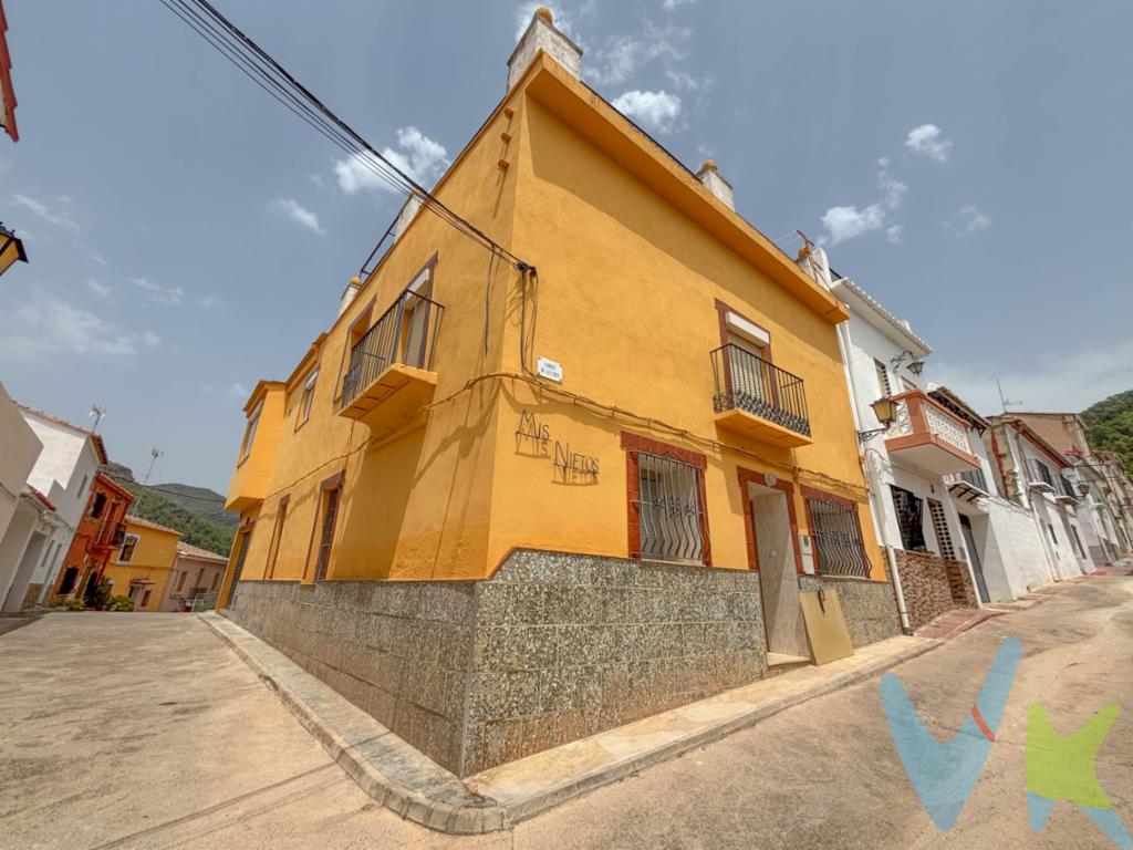  Se presenta una magnífica oportunidad para adquirir una propiedad única situada en el tranquilo entorno de Marines Viejo. Esta casa independiente, construida en 1959, es una joya arquitectónica que combina el encanto de épocas pasadas con el potencial de adaptarse a las necesidades modernas. La propiedad está a la venta y espera ser visitada por aquellos que buscan un hogar verdaderamente especial y con carácter.Con una superficie construida de 207 metros cuadrados y 180 metros útiles, esta espaciosa vivienda ofrece confort y versatilidad. Al entrar, será recibido por un ambiente cálido y acogedor, resultado de su diseño interior bien pensado. La casa cuenta con seis habitaciones que garantizan un espacio óptimo para toda la familia, permitiendo la posibilidad de incluso destinar alguna de ellas como oficina, sala de juegos o gimnasio, según sus necesidades.En cada rincón de esta propiedad se percibe el espacio generoso, característica que todos valorarán. Numerosos ventanales y un balcón amplio permiten que la luz natural inunde cada habitación, creando una atmósfera luminosa y agradable en todos los espacios de la casa. Este acogedor rincón exterior es perfecto para disfrutar del aire fresco, relajarse con un buen libro o compartir momentos memorables con familiares y amigos.El salón principal es amplio y versátil, ideal para reuniones familiares o para disfrutar de momentos tranquilos. La distribución funcional de la vivienda permite aprovechar al máximo cada espacio, asegurando que el día a día sea cómodo y fluido. Además, se ha mantenido el atractivo de algunos elementos originales de la construcción, lo cual otorga un carácter único a la propiedad.Esta vivienda se encuentra ubicada en el encantador municipio de Marines Viejo, un lugar que ofrece tranquilidad y calidad de vida, alejado del bullicio de las grandes ciudades. La localidad es conocida por su entorno natural envidiable, lo cual proporciona la oportunidad de disfrutar de un sinfín de actividades al aire libre. Poseer una casa en Marines significa integrarse en una comunidad acogedora, con un ambiente seguro y familiar. Este inmueble es una inversión segura para quienes buscan no solo un hogar, sino también un refugio donde crear recuerdos inolvidables junto a sus seres queridos. Extendemos una invitación cordial a visitar esta impresionante casa y experimentar en persona todas las cualidades que solo una propiedad como esta puede ofrecer. Encontrará un hogar lleno de posibilidades y un lugar donde cada instante será especial. Si busca calidad de vida, una arquitectura con personalidad y un entorno envidiable, no dude en concertar una visita. Esta es la oportunidad que estaba esperando.La venta de este inmueble está gestionada en exclusiva por nuestra inmobiliaria, con el objetivo de ofrecer un servicio profesional, ágil y transparente tanto a los propietarios como a los compradores.  Si desea recibir más información, concretar una visita o resolver cualquier duda, estaremos encantados de atenderle. Le rogamos contacte directamente con nuestra agencia para cualquier gestión relacionada con la vivienda. Asimismo, agradecemos que, por respeto a la privacidad de los propietarios, no se dirijan directamente a la propiedad ni les ocasionen molestias. Nuestro equipo está a su disposición para acompañarle en todo el proceso y ofrecerle la mejor atención.El precio del inmueble no incluye los honorarios de la agencia que ascienden al 3% del precio final del inmueble, ni los gastos de notaría y registro de la propiedad (que están sujetos a aranceles y varían dependiendo del precio de escrituración), ni los impuestos (que en la Comunidad Valenciana varían dependiendo del precio del inmueble y de las características personales del comprador).La vivienda se vende como cuerpo cierto, en las condiciones fi?sicas (entre otras, verdadera superficie que demarcara? sus propias medianeras y estado de conservacio?n) juri?dicas y de calificacio?n urbani?stica, con renuncia expresa al saneamiento por vicios ocultos de la finca que se transmite y adquiere exonerando a la parte vendedora de toda responsabilidad al respecto. 