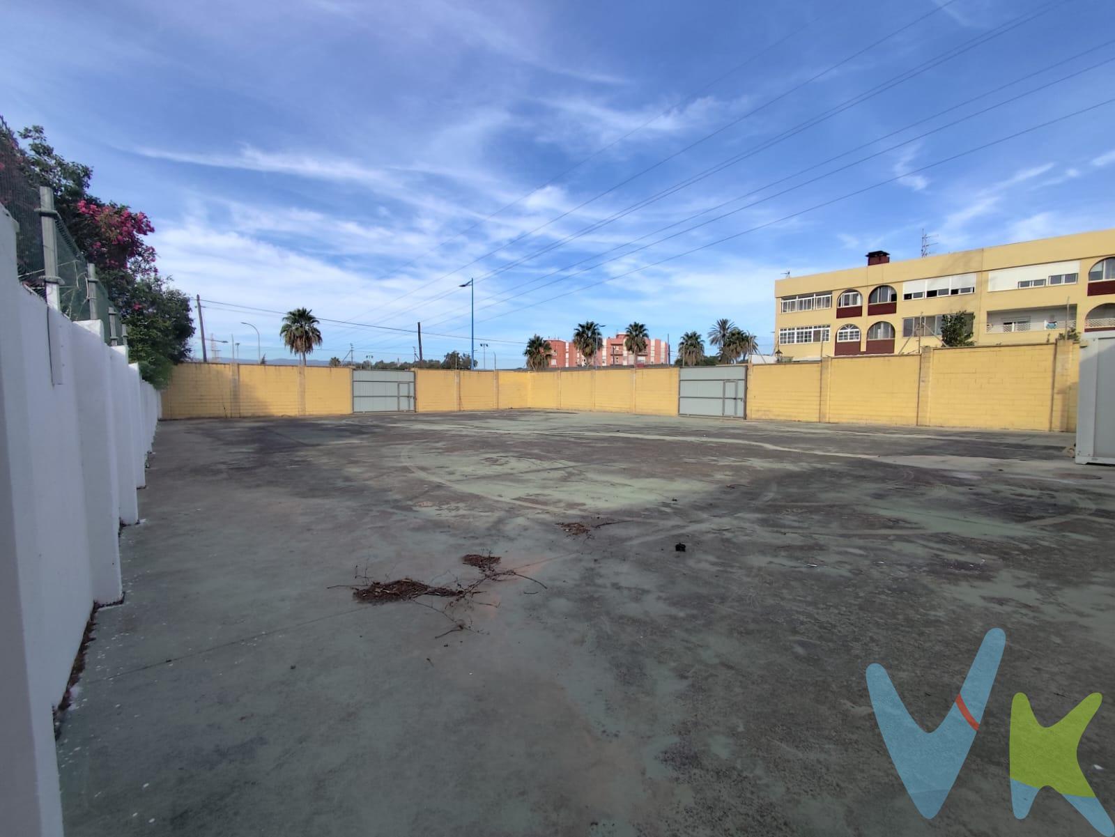 . Te presentamos esta estupenda parcela situada en pleno centro de Campamento (San Roque), en la reconocida Calle Real. Una ubicación privilegiada, rodeada de todos los servicios necesarios para el día a día: supermercados, comercios, colegios, transporte público y con fácil acceso a las principales vías de comunicación. La parcela cuenta con una superficie amplia y regular, ideal para la construcción de una vivienda unifamiliar o como inversión. Gracias a su orientación y situación, ofrece luminosidad durante todo el día y la tranquilidad de una zona residencial con encanto. Una oportunidad única para quienes buscan edificar su propio hogar desde cero en una de las zonas con mayor demanda del área. No dejes pasar esta oportunidad de invertir en un espacio con tanto potencial. 📞 Para más información o concertar una visita, no dudes en ponerte en contacto con nosotros. Gastos de la compraventa y honorarios de la agencia NO incluidos.