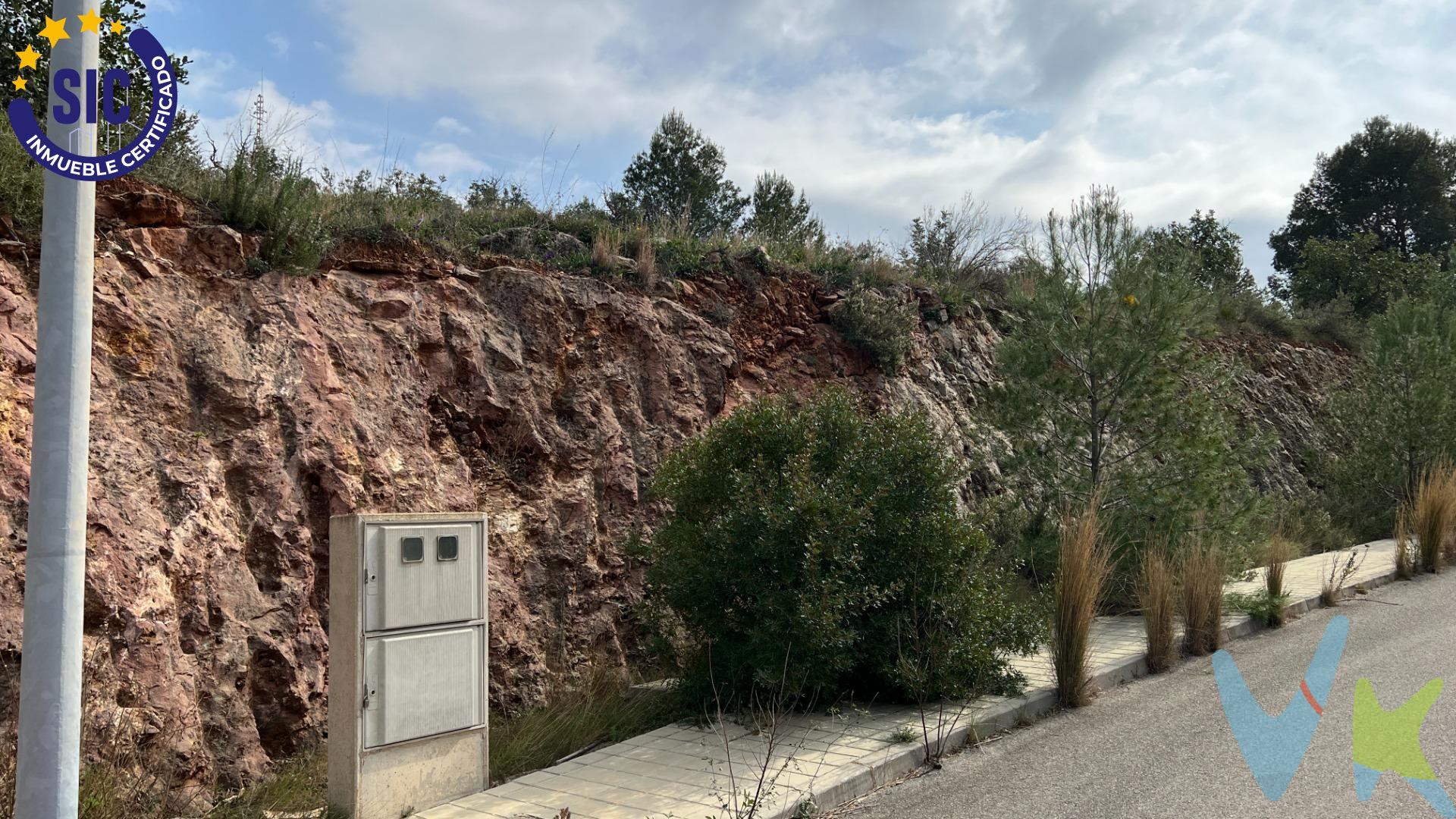 Descubre esta magnífica parcela urbana ubicada en la exclusiva urbanización La Coma, en Borriol. Con una superficie total de 1515 m² y orientación oeste, este terreno ofrece un sinfín de posibilidades para construir tu hogar ideal o desarrollar proyectos inmobiliarios con alto potencial. Su topografía mayormente plana facilita el proceso constructivo, mientras que las vistas despejadas te permitirán disfrutar del paisaje natural circundante. A tan solo 12 km del mar Mediterráneo, podrás combinar tranquilidad y cercanía a la playa. Esta propiedad se encuentra actualmente sin edificación alguna lo que brinda total libertad para diseñar según tus necesidades personales e inversiones futuras. Aprovecha esta oportunidad única, no dudes en contactarnos para más información sobre esta excepcional parcela. LLAMAME¡¡¡¡¡¡¡. 