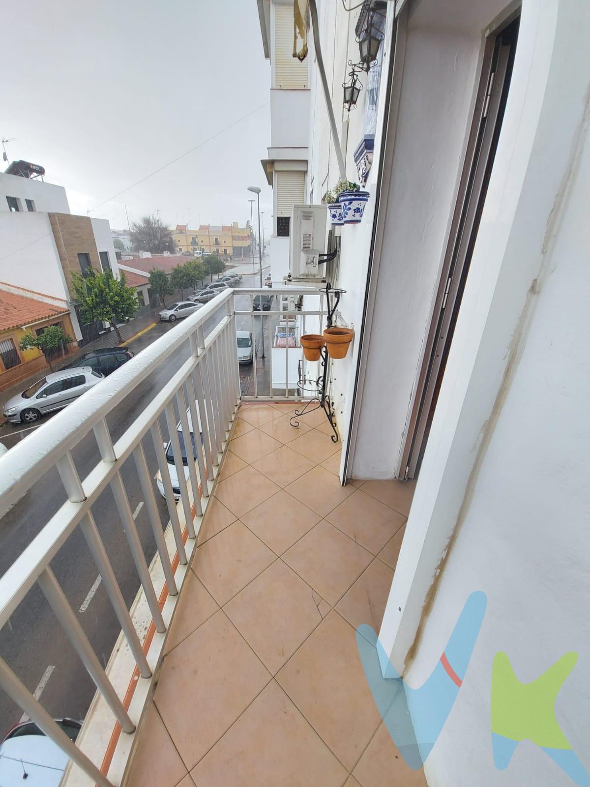 INVERSORES: RENTABILIDAD DESDE EL PRIMER DÍA – VIVIENDA YA ALQUILADA. 2ª planta sin ascensor | Reformada | Inquilino estable. ¿Buscas una inversión con inquilino consolidado y sin incertidumbres? Esta propiedad es para ti:. Renta mensual actual: 450 €/mes. Contrato vigente: el comprador se subroga (finaliza en enero de 2028). Reforma integral: realizada hace 5 años. Inquilino solvente y al corriente de pagos. Características de la vivienda:. 2 dormitorios. 1 baño con plato de ducha. Cocina amueblada con electrodomésticos. Lavadero. Terraza. Ubicación:. Junto a la Nacional IV con fácil acceso. Lanzadera de metro que conecta directamente con el Metro de Montequinto y Universidades. Zona bien comunicada y con alta demanda de alquiler. Ventajas para inversores:. Edificio sin ascensor → menos gastos comunitarios, mayor rentabilidad. Vivienda entregada con alquiler activo. Ingresos desde el primer día, sin necesidad de reforma ni búsqueda de inquilino. Producto estable, de bajo riesgo y con alta demanda. � Una fórmula ganadora para diversificar tu cartera inmobiliaria con un activo seguro y rentable. CONDICIONES:. Por mandato expreso del propietario, comercializamos este inmueble en exclusiva, lo que le garantiza el acceso a toda la información, a un servicio de calidad, un trato fácil, sencillo y sin interferencias de terceros. Por este motivo, se ruega no molestar al propietario, a los ocupantes de la propiedad o a los vecinos. Muchas gracias por su comprensión. GASTOS E IMPUESTOS INHERENTES A LA COMPRA NO INCLUIDOS EN EL PRECIO, como ITP, notaría, registro, honorarios profesionales de agencia y posible financiación. D. I. A. (Documento de Información abreviado) a disposición del consumidor que lo solicite, en base a lo dispuesto en el Decreto 218/05 de 11 de Octubre que regula el Reglamento de Información al Consumidor en la compra-venta y arrendamiento de vivienda en Andalucía.