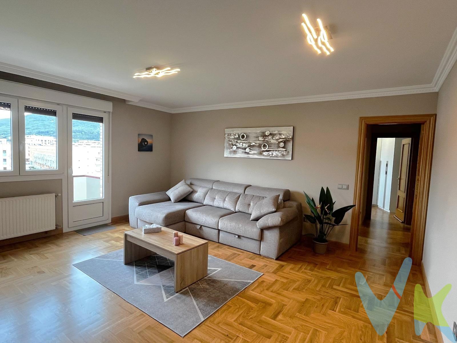 Descubre esta encantadora vivienda ubicada en el Paseo Santa Lucía de Buztintxuri.   78 m² útiles que se distribuye inteligentemente entre un acogedor hall y un amplio salón comedor con acceso a un balcón que brindan vistas despejadas al paseo, la cocina completa y equipada también con balcón, permite disfrutar del aire fresco mientras cocinas o tomas tu café matutino.  Consta además de dos confortables dormitorios y un baño completo con bañera, ideal para relajarse después del día.    Su orientación garantiza la luz natural durante todo el día y lo no menos importante, al ser última planta nos quitamos los molestos ruidos,  es perfecta para quienes buscan tranquilidad en su hogar.    La finca dispone de un amplio jardín comunitario ideal para disfrutar en tus tiempos de ocio.  Esta propiedad ha sido poco utilizada lo cual te permitirá disfrutarla inmediatamente sin cambios, ni reformas. Incluye plaza de garaje y trastero ubicados dentro del mismo edificio.      . (Las superficies expresadas en esta página tienen carácter descriptivo y son aproximadas. Datos meramente informativos, sin valor contractual. El PVP indicado no incluye impuestos, gastos de transmisión). 