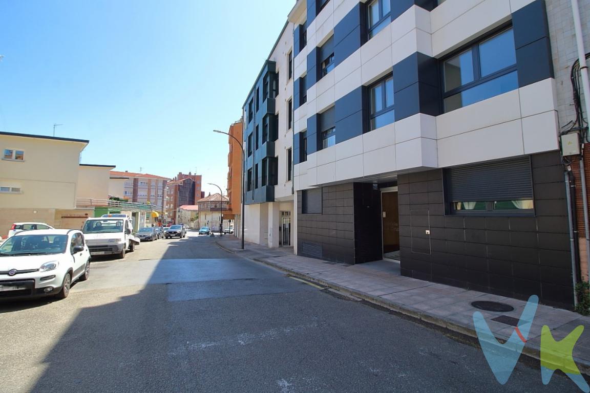 Descubre este impresionante piso en venta en el encantador pueblo costero de Luanco. Situado en la segunda planta de un edificio moderno construido en 2007, este inmueble ofrece todas las comodidades que una familia puede necesitar. Con una superficie de 68 metros cuadrados construidos, el piso se presenta como una opción ideal para quienes buscan un hogar acogedor y funcional.Este encantador piso cuenta con dos habitaciones perfectamente distribuidas, una de ellas con un baño completo en suite, proporcionando un espacio íntimo y acogedor para descansar y relajarse. Cada habitación está brillantemente iluminada gracias a las grandes ventanas que ofrecen vistas agradables y aportan una extraordinaria luz natural. Los acabados de gran calidad en las habitaciones garantizan confort y estilo en cada rincón del hogar. Se completa con un amplio salón-comedor, cocina muy luminosa y otro baño completo,El edificio en el que se encuentra este piso cuenta con un ascensor, facilitando el acceso tanto a la vivienda como  a la planta sótano donde se ubican la plaza de garaje y el trastero. Este detalle es ideal para aquellas personas que buscan comodidad y accesibilidad. Además, el inmueble incluye una plaza de garaje, aportando a los residentes la tranquilidad de tener un lugar seguro donde estacionar su vehículo. Como complemento perfecto, también dispone de un práctico trastero, ofreciendo un espacio extra para el almacenamiento de pertenencias personales.Ideal para quienes valoran la comodidad de vivir en un lugar amueblado, el piso se entrega completamente equipado con mobiliario moderno y electrodomésticos de calidad. Esta característica permite que el futuro propietario pueda instalarse de inmediato, sin preocuparse por adquirir nada adicional. Desde la cocina completa con nevera, horno, microondas y lavavajillas, hasta las áreas de descanso y almacenamiento, todo ha sido considerado para proporcionar un entorno completamente funcional y acogedor.La ubicación de este piso es otro de sus puntos fuertes. Situado en Luanco, una de las zonas más buscadas por su belleza natural y servicios de calidad, disfrutarás de la combinación perfecta entre tranquilidad y actividad. La cercanía al transporte público facilita el desplazamiento, con una parada de autobús a pocos pasos del edificio, lo que supone una ventaja para aquellos que necesitan desplazarse a diario o simplemente desean explorar los alrededores. Próximo  a la playa.Rodeado de servicios adicionales como supermercados, restaurantes y áreas de ocio, este piso se convierte en la opción ideal tanto para parejas jóvenes como para familias pequeñas o inversores que buscan un lugar con potencial en el mercado inmobiliario. La comunidad de vecinos, formada por personas de todas las edades, fomenta un entorno amigable y seguro donde todos pueden sentirse a gusto.No pierdas la oportunidad de visitar este increíble piso en Luanco, un lugar donde la calidad de vida y la comodidad se combinan a la perfección. Con todos los detalles cuidadosamente pensados para satisfacer las necesidades del comprador más exigente, este inmueble promete convertirse en el hogar de tus sueños. Solicita una visita hoy mismo y déjate sorprender por todo lo que este piso tiene para ofrecerte. Vivir a solo un paso del mar y rodeado de todas las comodidades nunca ha sido tan fácil.Contamos con más de 35 años de experiencia acreditada y nuestro objetivo es garantizarle un servicio de compra humano, ético, de calidad, fácil y seguro. Nuestro equipo lo integran agentes con la titulación AIR (Agente Inmobiliario Registrado), somos CRS (Council of Residential Specialist) y API. (Agente de la Propiedad Inmobiliaria Colegiado nº248). Contamos con un seguro de Caución que nos permite garantizar el depósito de las cantidades entregadas por nuestros clientes.Te ayudamos con la financiación con las mejores condiciones hipotecarias hasta el 100%.Consulte en nuestras reseñas de Google lo que opinan los clientes que ya han trabajado con nosotros. El precio no incluye gastos de notaría, registro e impuesto de transmisiones. 