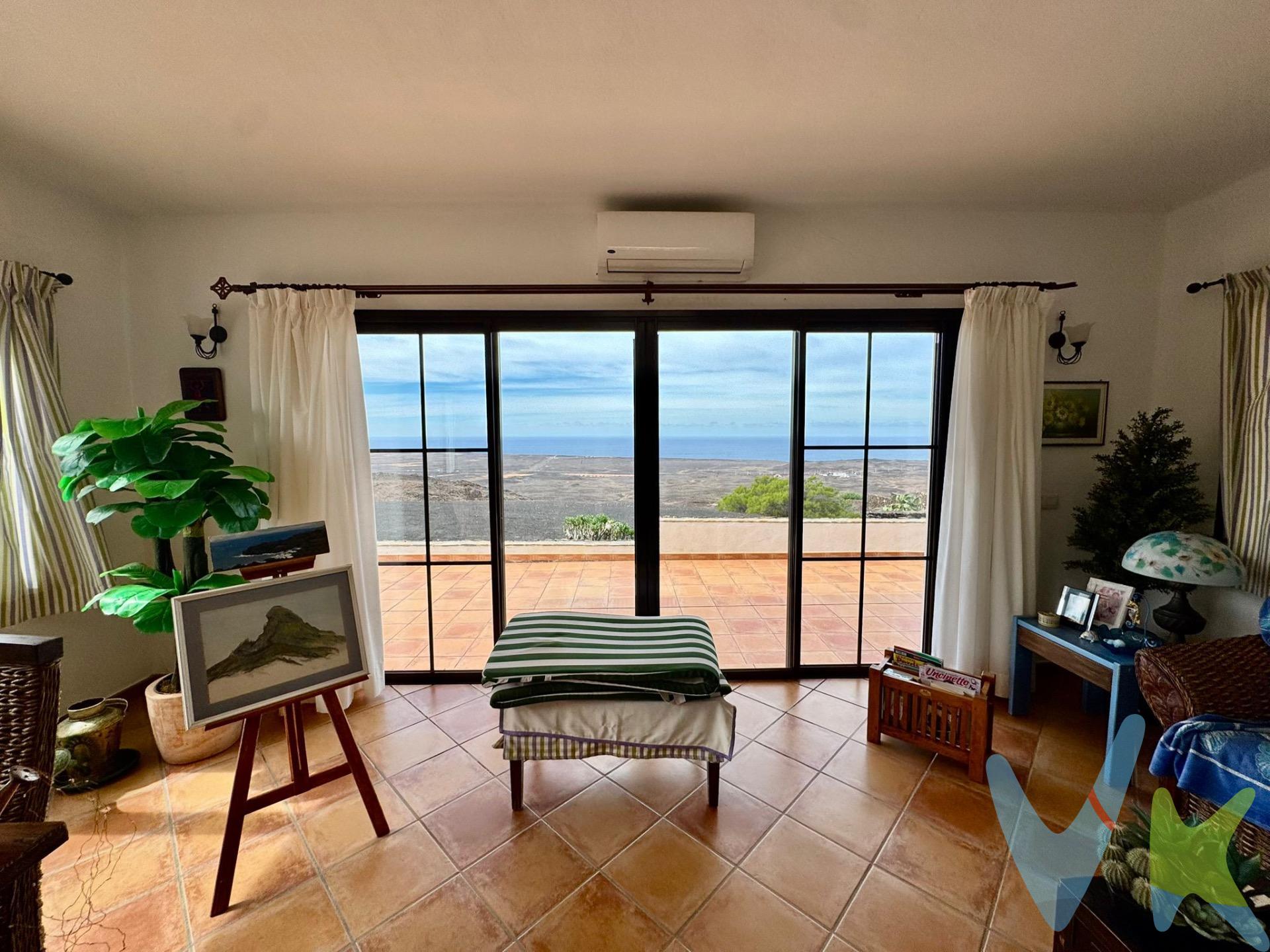 Descubra un oasis privado en un enclave verdaderamente privilegiado. Esta espectacular casa terrera, construida en 1990 y meticulosamente conservada, es un testimonio de espacio y luminosidad. Sus 5.000 m² de exuberante jardín y zonas verdes crean un entorno de paz y privacidad inigualable. La vivienda ofrece tres amplios dormitorios y dos baños completos. Sus zonas comunes son el corazón del hogar: un gran salón y un comedor independiente, ambos inundados de luz natural, se complementan con una espaciosa cocina lista para disfrutar. Despierte cada mañana con las mejores vistas posibles: una panorámica al mar que se extiende hasta el horizonte, enmarcada por la majestuosidad de árboles maduros. Una propiedad única para una vida excepcional. *Visitas a la propiedad*: Todos los interesados en ver la propiedad deberán presentar un documento de identificación válido, como DNI, NIE o pasaporte, antes de la visita. Además, se requerirá que firmen una hoja de visita al ingresar a la propiedad. INFORMACION ADICIONAL:. - El uso de la propiedad estará siempre sujeto a la legislación vigente. - El precio de venta no incluye impuestos ni gastos de compraventa, como el Impuesto de Transmisiones Patrimoniales (6.5% o 1% en el caso de primera transmisión más IGIC correspondiente en este último caso), honorarios del Registro de la Propiedad, notaría y gestoría. - La información sobre la propiedad está sujeta a posibles errores y cambios involuntarios. 