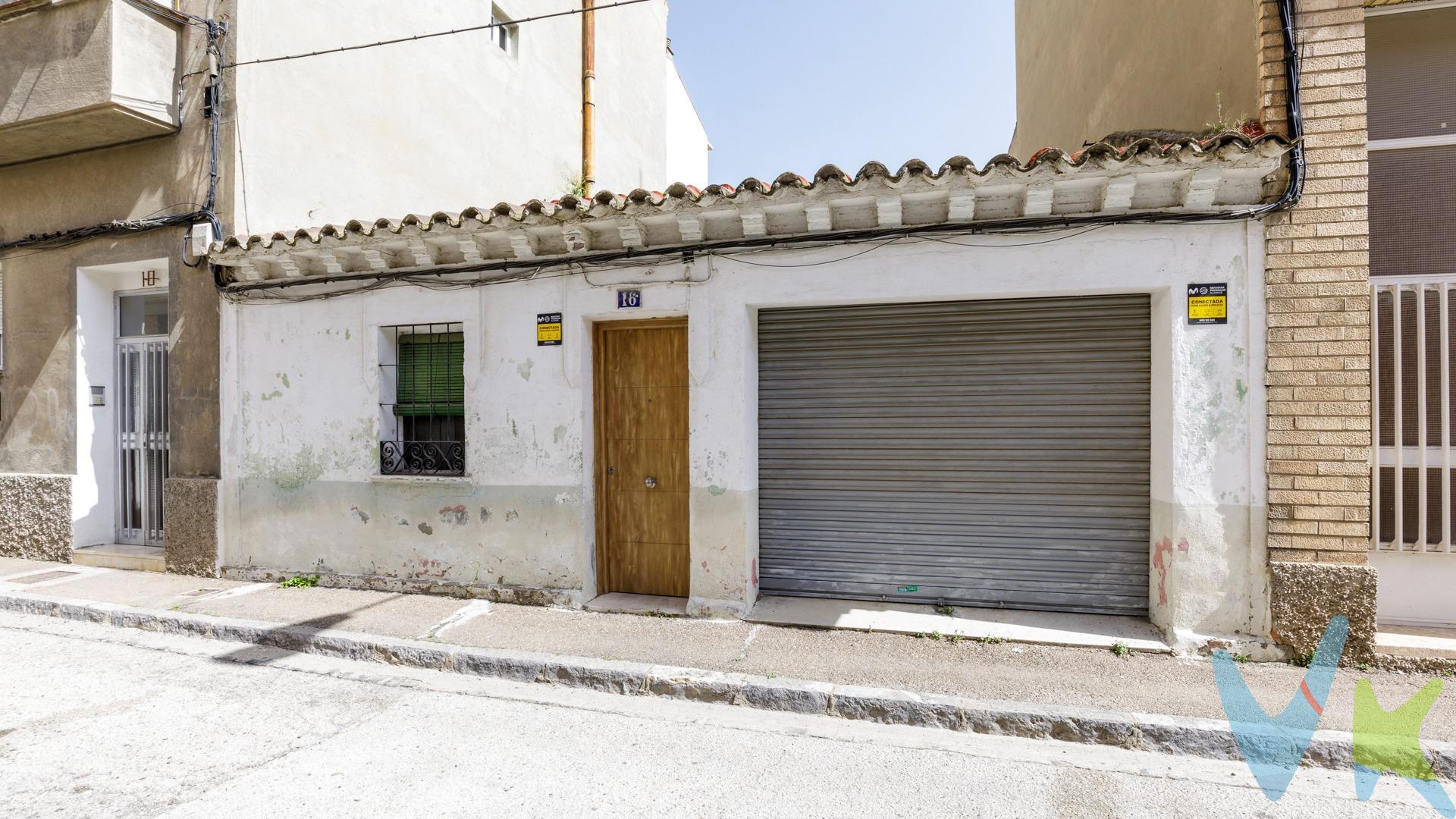 Oportunidad para compradores con visión, capacidad de inversión y ganas de desarrollar un proyecto a medida. Esta casa en venta en La Jota, calle Santa Quiteria, una calle muy tranquila detras de Plaza Mozart. La parcela cuenta con 107 m² de suelo urbano. Su orientación suroeste/noreste y su terraza aportan buenas posibilidades dentro de una rehabilitación integral. Se trata de una casa para rehabilitar o derribar y hacer un nuevo proyecto, por lo que está enfocada a un perfil muy concreto: para  diseñar su vivienda desde cero, inversor que busque una operación con potencial o comprador que valore más la ubicación y las posibilidades futuras que el estado actual del inmueble. A nivel urbanístico, al estar ubicada en una calle de menos de 10 metros de ancho, la normativa permite edificar planta baja + 2 plantas, con una altura máxima de 11 metros y una edificabilidad de 2,25 m²/m². Un dato muy relevante para quien busque no solo una casa, sino también una parcela con potencial de desarrollo en Zaragoza. Ubicada en una zona consolidada y bien conectada, la vivienda se encuentra cerca de autobuses, colegios, centros médicos y zonas infantiles, lo que refuerza su atractivo tanto para uso propio como para inversión. Llamanos para cualquier duda o para visitarla.
