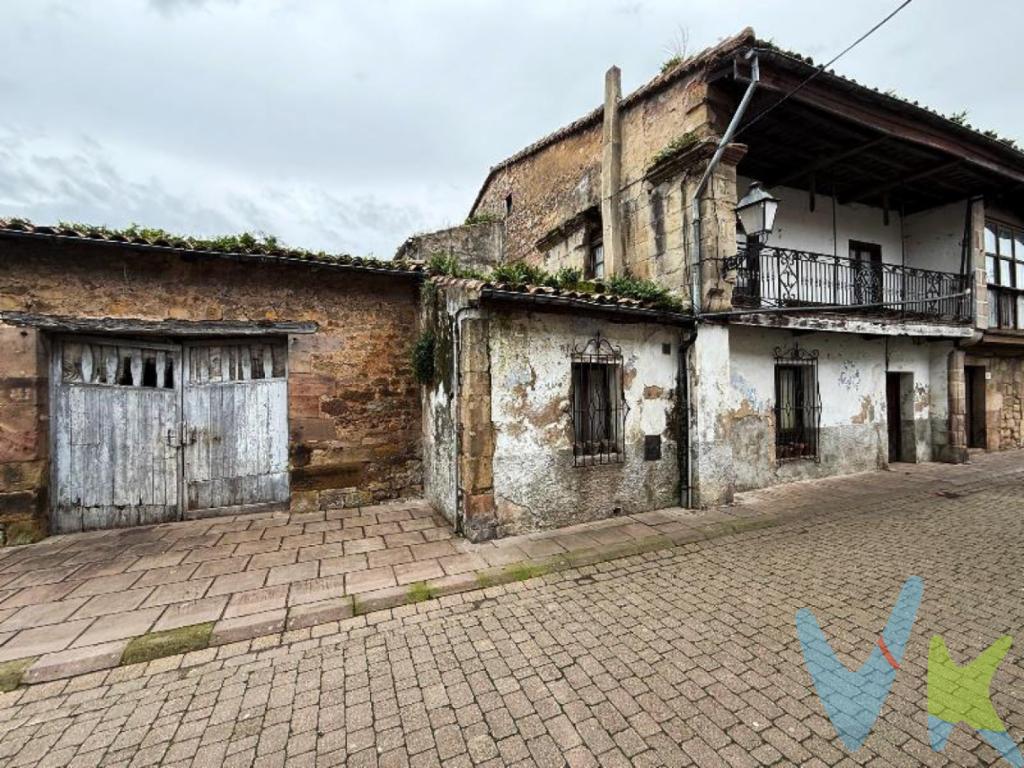 Ubicada en el Camino Real de Cartes, una de las calles con más encanto e historia de la villa, se encuentra esta propiedad con un enorme potencial tanto residencial como de inversión. El Camino Real es conocido por su carácter medieval, sus casas montañesas de piedra y su ambiente tranquilo, convirtiéndose en uno de los conjuntos históricos mejor conservados de Cantabria.Cartes es una localidad con gran tradición y belleza, situada a escasos minutos de Torrelavega y muy bien comunicada con la costa y con Santander. Su casco histórico, declarado conjunto histórico-artístico, atrae cada año a visitantes que buscan disfrutar de su arquitectura tradicional, sus eventos culturales y su excelente oferta gastronómica.La propiedad cuenta con aproximadamente 515 m² de superficie, distribuidos entre la vivienda principal, un anexo a la propiedad que antiguamente funcionaba como cocina o almacén y una huerta situada en la parte posterior de la casa, que aporta un espacio exterior muy valioso y difícil de encontrar en pleno casco histórico.La vivienda se encuentra totalmente para reformar, lo que abre un amplio abanico de posibilidades para diseñar un proyecto a medida. Gracias a su ubicación privilegiada y a sus dimensiones, resulta ideal tanto para desarrollar un proyecto de alojamiento turístico, hotel con encanto o casa rural, como para transformarla en una espectacular vivienda unifamiliar con jardín en uno de los enclaves más especiales de Cantabria.Una oportunidad única para quienes buscan invertir en un entorno histórico con gran proyección turística o crear una vivienda singular con carácter y autenticidad.¡¡¡Pídenos más información y no pierdas la ocasión de VIVIR EN UNA VILLA CON MUCHA HISTORIA!!!Gastos e Impuestos no incluidos en el precio. Compra sujeta a ITP. El comprador se hará cargo de los costes de la escritura e inscripción en el Registro de la Propiedad. 