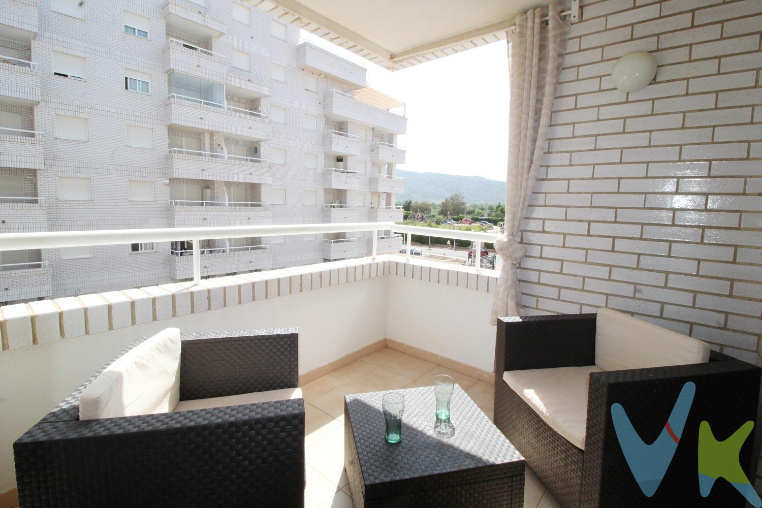 Ref. 1819_¿IMAGINAS TU PRÓXIMO VERANO EN LA PLAYA? ¡Nosotros si!. Fincas Mata Inmobiliaria te presenta este apartamento de 2 dormitorios, con orientación Sur y a tan solo 500 metros de la Playa. Se encuentra situado en la planta 2 del Edificio Marina Trébol I, en Marina d´Or (Oropesa del Mar), una zona con amplia oferta de ocio en verano y donde poder disfrutar de la tranquilidad durante los meses de invierno. Con gran superficie destinada a jardines y parques infantiles. A pie de calle podrás encontrar servicios de restauración, pequeños comercios y alimentación. El núcleo urbano de Oropesa del Mar se encuentra a 4,5 kilómetros. La vivienda está distribuida interiormente en 2 dormitorios dobles, uno de ellos con cama de matrimonio y otro con 2 camas individuales. Un cuarto de baño con bañera. Cocina equipada e independiente, con pasaplatos, creando así un espacio independiente pero al mismo tiempo unido con la zona del salón – comedor que tiene salida directa a la terraza de 6,94 m2, donde poder desayunar cada día. Dispone de piscina comunitaria abierta en la temporada estival, amplia plaza de garaje en sótano -1 con medidas de 2,20 x 4,50 m y un trastero de 13,37 m2 construidos que proporciona espacio extra de almacenamiento. Se vende parcialmente amueblado (consultar). VIVIENDA CERTIFICADA: LE GARANTIZAMOS LA COMPRA DE SU INMUEBLE CON TODAS LAS GARANTÍAS JURÍDICAS. El precio de venta NO INCLUYE Servicios Profesionales de Agencia Inombiliaria, Impuestos (I. V.A. o I.T.P), gastos de Notaría, gastos de Registro de la Propiedad, gastos de tramitación de Escrituras ni gastos de financiación (si se precisa).