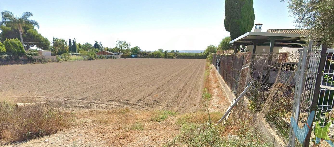Oportunidad para adquirir terreno rústico/agrario en Cobatillas, en un entorno tranquilo y de carácter agrícola, ideal para quienes buscan un espacio para cultivo o recreo. 📍 Finca agraria con buen acceso y situada en una zona con tradición de huerta. ✅ Ideal para:. •	Cultivo y plantación. •	Uso agrícola o de huerta. •	Terreno de recreo. •	17 metros lineales de fachada. 📞 Solicita información sin compromiso y te facilitamos todos los detalles. ¡Una excelente opción en Cobatillas para disfrutar del campo y la tranquilidad!. 🔑 Comercialización en multiexclusiva. Por mandato expreso del propietario, este inmueble se comercializa en multiexclusiva, lo que garantiza un acceso completo a la información, un servicio profesional y una gestión ordenada, sin interferencias de terceros. Si eres agente inmobiliario y tienes un cliente interesado, estaremos encantados de colaborar. Contáctanos sin compromiso. 🤝 Una compra tranquila y bien acompañada. Al contactar directamente con nosotros, evitarás molestias innecesarias a la propiedad. Nos encargamos de toda la intermediación, facilitándote la documentación, la información necesaria y un trato cercano, claro y sin complicaciones. Te informaremos con total transparencia de todos los aspectos de la compra, incluidos gastos y honorarios de agencia para que tomes decisiones con calma y seguridad. Nuestra forma de trabajar se basa en algo muy sencillo:. Calma → la tranquilidad de comprar tu vivienda con acompañamiento profesional en todo el proceso con nosotros. ℹ️ Información legal. La descripción del inmueble y las imágenes publicadas tienen carácter meramente informativo y no contractual. El precio ha sido fijado por la propiedad y podría sufrir variaciones hasta su formalización en contrato de compraventa. 💰 Gastos de la compra. - Impuestos (ITP). o Con bonificación: 3%. o Sin bonificación: 7,75%. - Notaría y registro: aprox. 1.000 €. - Honorarios de agencia: 3% + IVA, con un mínimo de 3.000 € + IVA. (No incluidos en el precio de venta). ¡Oye, agente inmobiliario! Si estás leyendo este texto y te gusta, te desafiamos a ser creativo y sorprendernos con una adaptación original. ¡Nada de copiar y pegar, queremos ver tu ingenio en acción!