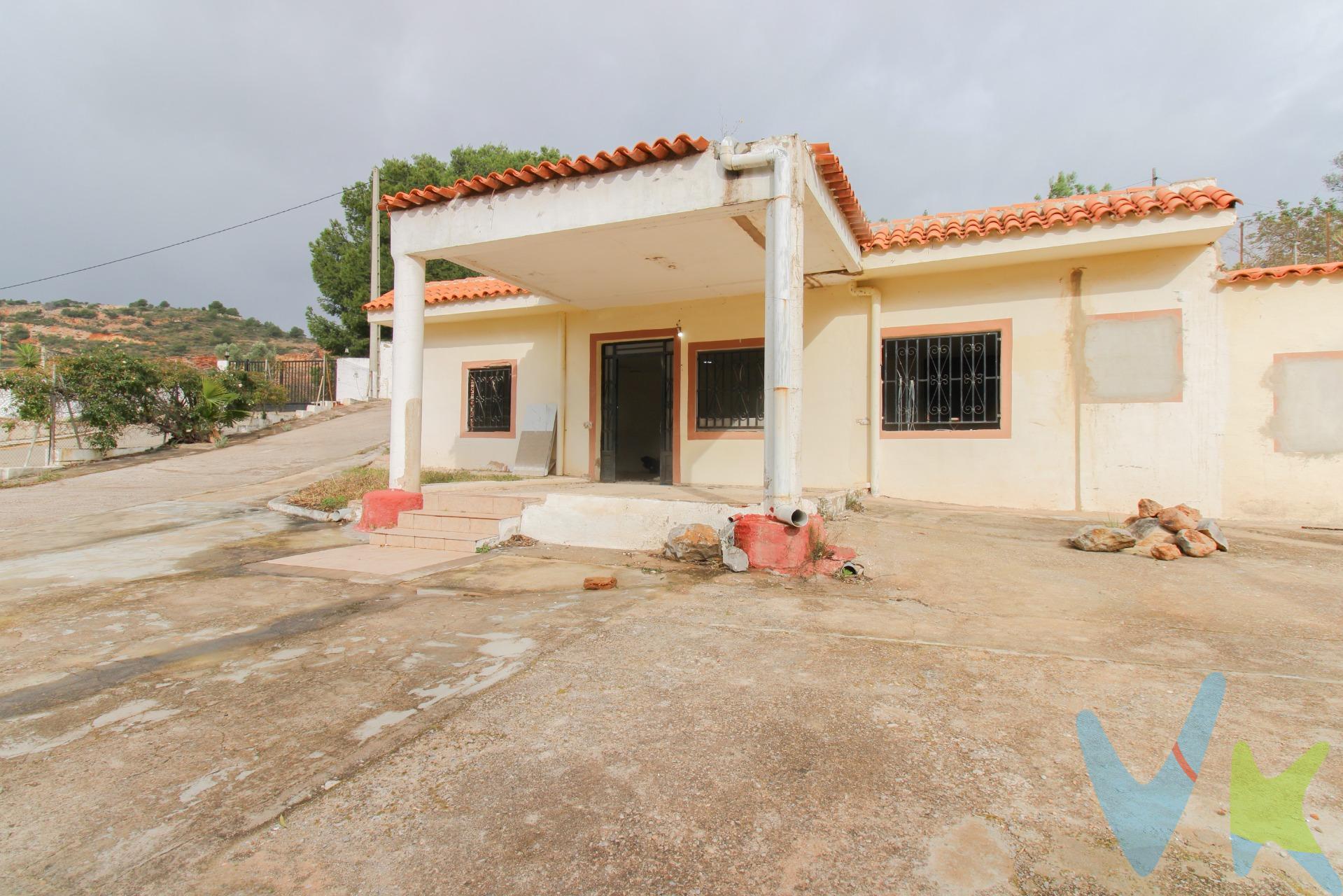 Masía ubicada en terreno rústico que cuenta con vivienda de uso residencial completamente legalizada. Se encuentra en las inmediaciones de la urbanización L’Abeller, a tan solo cinco minutos de Castellón de la Plana, con cómodo acceso por camino asfaltado desde la autovía. La parcela, de aproximadamente 2.000 m², ofrece diferentes espacios bien definidos: zona habilitada para estacionamiento, terrazas vinculadas a la vivienda y área de cultivo organizada en bancales, ideal para huerto o jardín mediterráneo. La casa ha sido reformada en parte con materiales de calidad. Dispone de aislamiento térmico en fachada, revestimientos porcelánicos en las zonas correspondientes, y renovaciones recientes en las instalaciones de electricidad y fontanería. Además, cuenta con la preinstalación de aire acondicionado por conductos. La vivienda principal se distribuye en un luminoso salón-comedor con cocina integrada, un dormitorio con baño en suite y un amplio vestidor. Para finalizar completamente la reforma, se estima una inversión aproximada de entre 12.000 € y 15.000 €. La propiedad incluye también una segunda construcción en fase de obra de unos 17 m², que puede destinarse a estudio, almacén o espacio auxiliar según las necesidades del futuro propietario. Una excelente oportunidad para quienes buscan tranquilidad y parcela propia en Borriol. Por mandato expreso del propietario, comercializamos este inmueble en multi-exclusiva, lo que le garantiza el acceso a toda la información, a un servicio de calidad, un trato fácil, sencillo y sin interferencias de terceros. . Si usted es agente inmobiliario y tiene un cliente para este inmueble, llámenos: estaremos encantados de colaborar. El precio ofertado no incluye los gastos de la compraventa, impuestos, ni honorarios de la agencia inmobiliaria. El anuncio no tiene carácter vinculante y puede contener algún error. Si estás interesado en realizar una visita no dudes en ponerte en contacto con nosotros, estaremos encantados de atenderte!