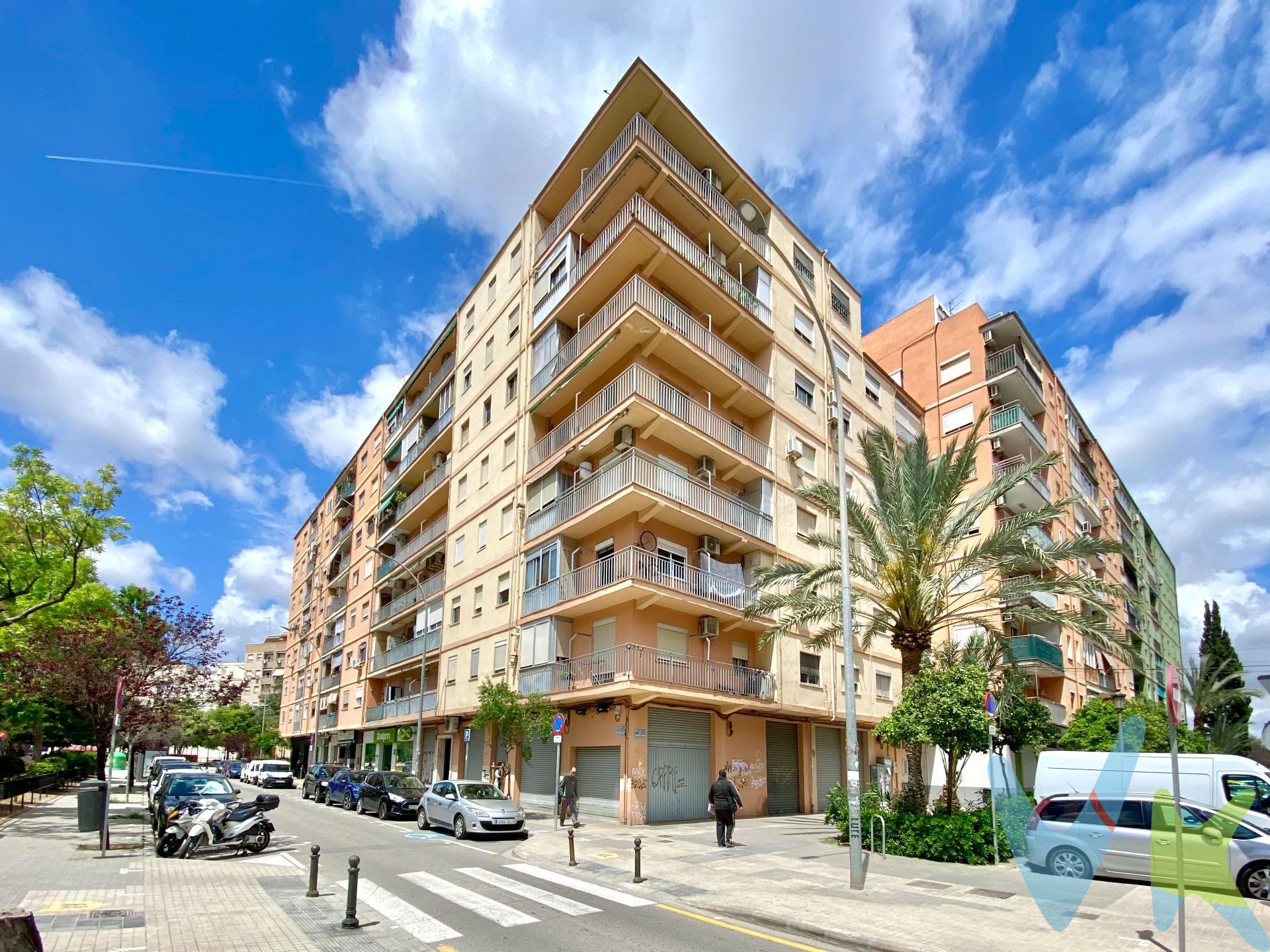 Un nuevo Open House de Finkas ng te da a conocer una vivienda espectacular. Este viernes 9 de mayo podrás descubrir lo que significa luz y tranquilidad en una casa.. --- Como siempre, no olvides de confirmar tu cita antes de que complete el aforo ---. Se trata de una vivienda en la tercera planta de un edificio sito en la Plaza Músico Espí, número 3. Originalmente disponía de 4 dormitorios, pero tras una minuciosa y funcional reforma, se dejó con 2 dormitorios, una cocina de ensueño, un baño completo con zona de lavadero y un amplio salón comedor exterior con un balcón que es un espectáculo. . Se encuentra en perfecto estado para entrar a vivir ya mismo. Su luz, sus vistas y la sensación de paz que trasmite hará que te sientas como en casa desde el minuto uno. . No dejes pasar la ocasión y ven a visitarla en la jornada de puertas abiertas. ¡Te esperamos!. ***. Agencia Registrada con el Nº 112 en el Registro Obligatorio de Agentes Inmobiliarios de la Comunitat Valenciana, según el DECRETO 98/2022, de 29 de julio, del Consell, por el que se regula el Registro de Agentes de Intermediación Inmobiliaria de la Comunitat Valenciana. La documentación del inmueble ha sido revisada y estimamos que reúne todos los requisitos necesarios para ser comercializado. El precio ofertado no incluye impuestos, gastos de compraventa ni honorarios de la agencia inmobiliaria. Las medidas aquí expuestas han sido obtenidas del Catastro. El anuncio no es vinculante, puede contener errores. ¿Tienes alguna duda? Consúltanos. ***. Los vendedores han confiado en este equipo para gestionar la venta del inmueble de forma exclusiva. Como no puede ser de otra forma, garantizamos un servicio de calidad, actuando en todo momento de forma transparente, ética y profesional. Así pues, se ruega la no interferencia de terceros y, sobre todo, no molestar a los propietarios, a los ocupantes del inmueble o a los vecinos. Muchas gracias por tu comprensión. . 