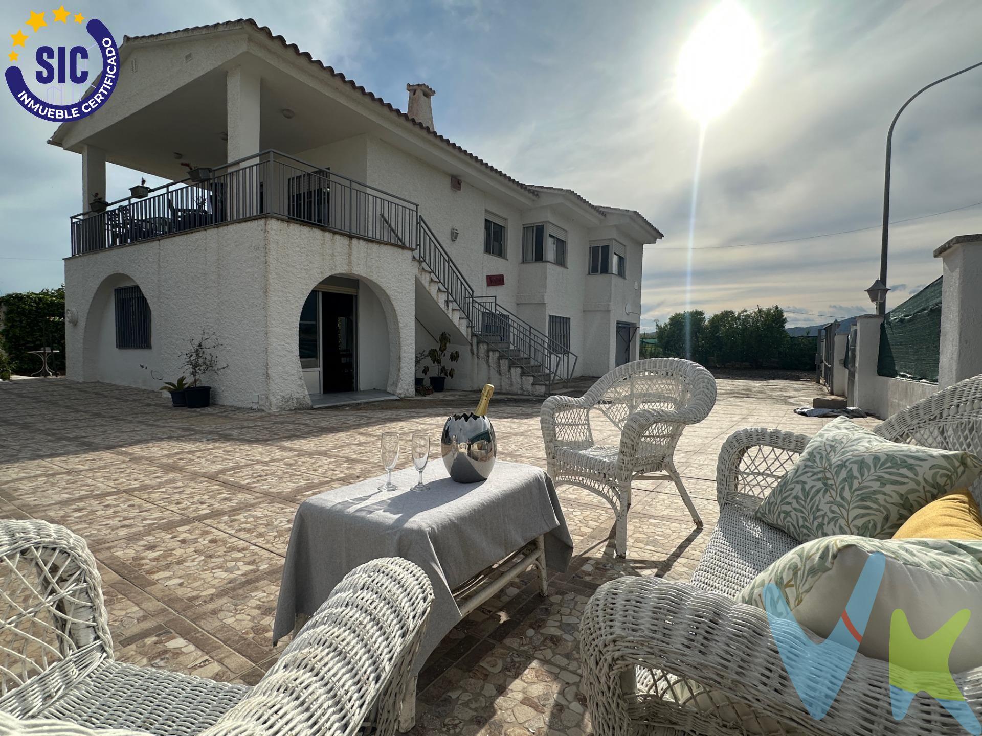 Descubre esta magnífica villa unifamiliar en Benicasim Golf, una de las zonas más exclusivas y tranquilas de Benicasim. Ubicada sobre una amplia parcela de 940 m², esta propiedad de 220 m² construidos ofrece el equilibrio perfecto entre privacidad, comodidad y funcionalidad para toda la familia. Distribuida en dos plantas, esta vivienda cuenta con:. ✅ 5 dormitorios (incluyendo un apartamento independiente). ✅ 2 baños completos y un aseo. ✅ Salón-comedor con cocina office de 62 m². ✅ Terraza amplia y soleada con acceso desde el salón y la cocina. ✅ Apartamento con entrada propia, ideal para invitados o alquiler vacacional. ✅ Garaje cerrado para un coche + espacio exterior para varios vehículos. ✅ Zona ajardinada con espacio para instalar piscina. ✅ Trastero, aire acondicionado en comedor superior, armarios empotrados y chimenea. Ubicada en una zona residencial muy demandada, ideal tanto como residencia habitual como para escapadas vacacionales. Además, cuenta con fácil acceso a servicios, playas, colegios y el centro urbano. 🌿 ¿Buscas espacio, tranquilidad y buena ubicación en Benicasim? Esta es tu oportunidad. 📍 A solo minutos de la playa y con excelente conexión con Castellón y Valencia. Este inmueble es en exclusiva, con lo que le facilitamos cualquier información sobre la vivienda. Por este motivo, solicitamos no molesten al propietario, ocupantes de la propiedad, vecinos o conserje de la comunidad. En todos los casos los precios expuestos son más impuestos y gastos derivados de la transmisión del inmueble. 