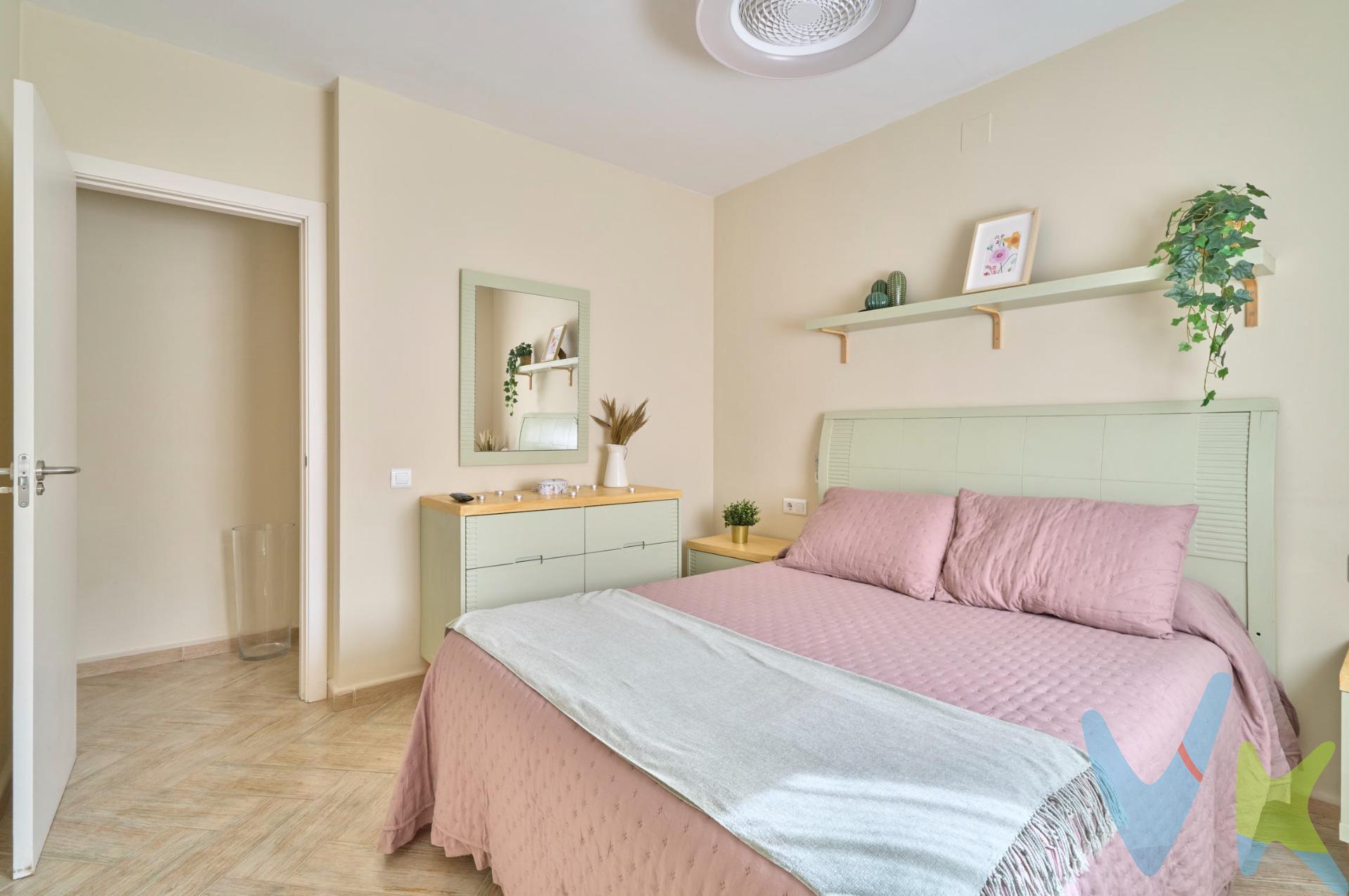 Descubre este fantástico piso VPO en la zona de Puerta del Sur. Ideal para quienes quieren un piso llave en mano, ya que la vivienda se entrega totalmente amueblada y equipada. Cuenta con una superficie construida de 80 m² distribuidos en recibidor con armario empotrado, cocina con lavadero, salón comedor con aire acondicionado, 3 dormitorios y 1 baño. El baño del dormitorio principal se ha adaptado a vestidor, haciéndolo más amplio y cómodo (aunque siempre puede volver a recuperar). La orientación sureste de la vivienda, garantiza luz durante todo el día en este edificio con ascensor y que además dispone de GARAJE Y TRASTERO INCLUIDOS EN EL PRECIO. No se le puede pedir más a esta vivienda que será su hogar desde el primer momento. La urbanización cuenta con zonas comunes excelentemente cuidadas con zonas verdes y columpios para los más pequeños. El entorno, con todos los comercios que se puedan necesitar a un paso y la cercanía a las principales vías hacia Cádiz y Sevilla, hospitales y centros comerciales, hacen de él el lugar perfecto para construir tu hogar. No lo dude y llame sin compromiso para informarse y visitarlo. Estaremos encantados de ayudarle.