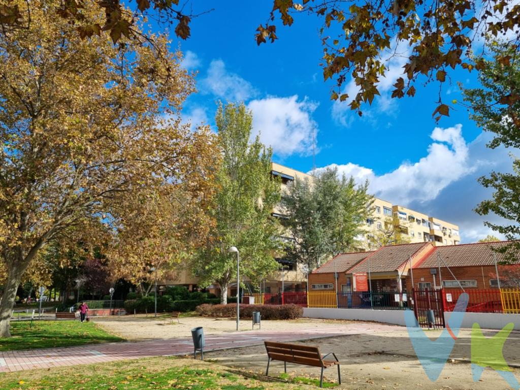 Nuevo milenio te presenta esta excelente vivienda de 4 dormitorios con armarios empotrados y 2 baños completos, uno de ellos con ventana. Amplia TERRAZA orientada a la puesta del sol, salón independiente, cocina con espacio para comer y tendedero con despensa. Finca con ascensor y calefacción central de alta eficiencia energética. 

Ubicada junto al Parque Finca Liana, en Móstoles, a 5 minutos de la Renfe Móstoles-El Soto. Frente al C.E.I.P Pablo Sarasate. Situada en urbanización privada con zonas comunes ajardinadas y PISCINA.

El precio de la vivienda incluye amplia PLAZA DE GARAJE en la misma finca.

Inmueble muy bien cuidado, en perfecto estado de conservación, con una ubicación y orientación privilegiadas. En definitiva, el hogar ideal para quienes buscan espacio, comodidad y calidad de vida en una de las zonas más demandadas de Móstoles.

¡Solicita tu visita y aprovecha esta gran oportunidad!.

El comprador tendrá un coste adicional de un 1,5%, IVA no incluido, sobre el precio publicado, por el servicio de gestión, asesoramiento y formalización del proceso de compra. Este importe no está incluido en el precio publicado en venta y será facturado al comprador.