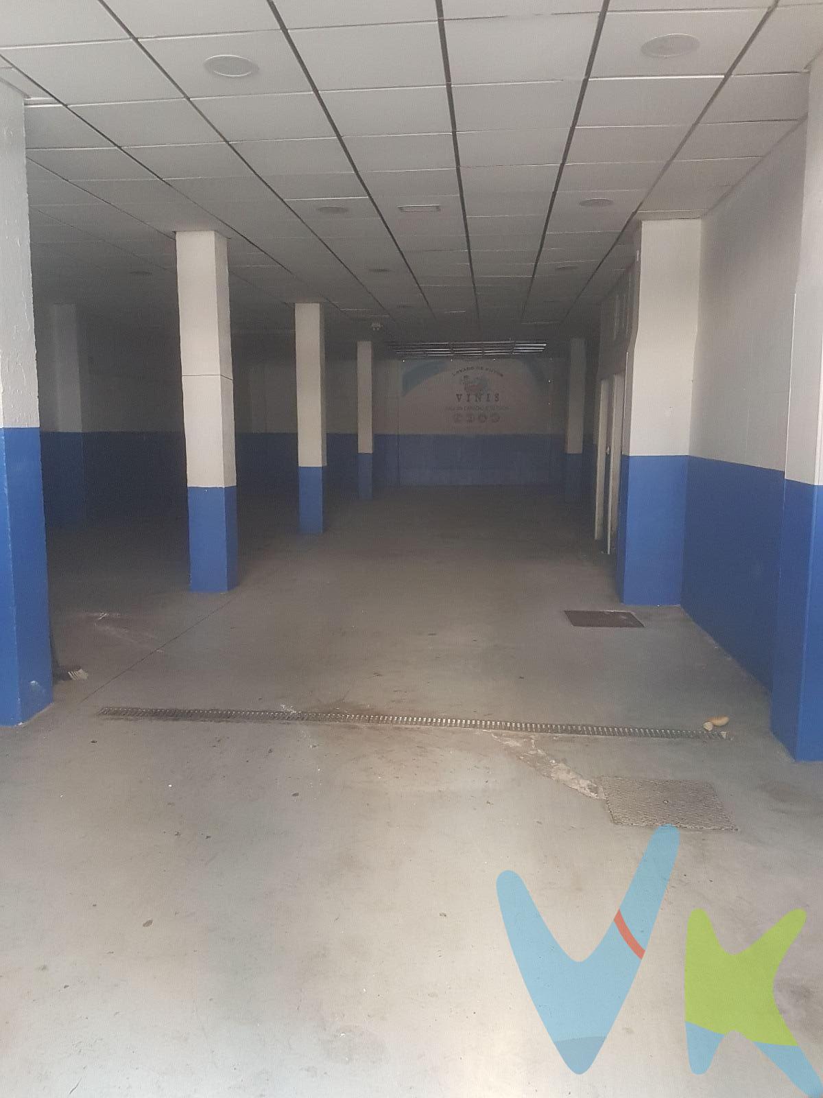 Mientras otros inversores buscan inquilinos, negocian o asumen periodos de vacío, esta oportunidad comienza a generar rentabilidad desde el primer día. Ponemos a la venta un conjunto de **tres locales con cuatro comercios actualmente alquilados**, ubicados en Santa Rosa, uno de los barrios más consolidados, dinámicos y comerciales de Córdoba. Una inversión pensada para quienes entienden que el verdadero lujo inmobiliario no es comprar metros cuadrados, sino adquirir ingresos. 📍 Ubicación que trabaja para ti. Santa Rosa es una zona con vida propia. Un barrio consolidado, con alta densidad de población, comercio de proximidad, restauración, servicios, centros educativos y una actividad comercial constante que favorece la estabilidad de los negocios implantados. La ubicación es uno de esos factores que no se pueden reformar, ampliar ni mejorar. Y aquí ya viene incluida. 📈 Rentabilidad desde el minuto uno. La principal ventaja de esta operación es su sencillez:. ✔ Tres locales con cuatro negocios actualmente arrendados. ✔ Ingresos desde el momento de la compra. ✔ Sin necesidad de búsqueda de inquilinos. ✔ Sin inversiones adicionales para ponerlos en funcionamiento, las fotos son de antes de su puesta en marcha. ✔ Diversificación del riesgo al disponer de cuatro activos. Una fórmula especialmente interesante para inversores que buscan proteger capital mediante activos tangibles y generar ingresos recurrentes. 🎯 Una inversión con sentido. 📞 Si buscas una inversión que empiece a trabajar antes que tú, merece la pena conocerla. . El comprador tendrá un coste adicional de un 2,5% más IVA del precio de venta final, por el servicio de gestión, asesoramiento y formalización del proceso de compra. Este importe no está incluido en el precio publicado en venta. Cláusula de Transparencia y Desglose de Gastos (Ley 10/2025).  PRECIO DE VENTA + GASTOS.  En cumplimiento de las obligaciones de información previstas en la Ley 10/2025, de 28 de diciembre, de servicios de atención a la clientela y transparencia, así como en la normativa sectorial vigente, se hace constar que el precio indicado no incluye los gastos e impuestos inherentes a la adquisición, los cuales se desglosan a continuación:.  * Honorarios Agencia del comprador: 2,5 % del precio final de venta más el 21% de IVA (con un mínimo de 3.600 € más el 21% de IVA).  * Impuesto sobre Transmisiones Patrimoniales (ITP): Se aplicará el tipo impositivo vigente en la Comunidad Autónoma de Andalucía (generalmente el 7%, sin perjuicio de tipos reducidos del 3,5%, 1,2% o 1% aplicables según las circunstancias personales del comprador o las características del inmueble). El impuesto se devenga sobre el Valor de Referencia de Catastro o el precio de venta, aquel que resulte superior.  * Gastos de Notaría: Los honorarios notariales se calcularán conforme al arancel oficial regulado en el Anexo I, del Real Decreto 1426/1989, de 17 de noviembre, por el que se aprueba el arancel Notarial.  * Gastos de Registro: La inscripción en el Registro de la Propiedad se facturará según el arancel oficial establecido en el ANEXO I, del Real Decreto 1427/1989, de 17 de noviembre, por el que se aprueba el arancel Notarial.  * Gastos de Gestión (Gestoría): Los honorarios por la tramitación administrativa, liquidación de impuestos e inscripción registral ascienden a [600 aprox.] € (IVA incluido). * Para cumplir con la normativa vigente tenemos a disposición del cliente la Ficha de segundas y ulteriores transmisiones de inmuebles. El precio anunciado no tiene caducidad, pero puede sufrir alteraciones sin previo aviso.  Para una información exhaustiva sobre el funcionamiento, tipos impositivos y bonificaciones del ITP en Andalucía, puede visitar la página: https://www.juntadeandalucia.es/organismos/economiahaciendayfondoseuropeos/areas/tributos-juego/tributos/paginas/impuestos-cedidos-transmisiones.html. 