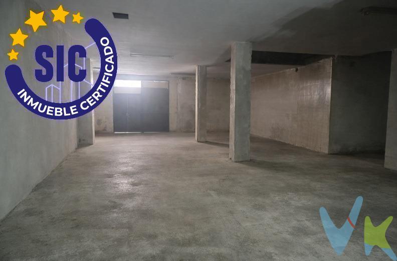 Emprendedor, comerciante, visionario: Esta es la oportunidad que estabas buscando para asegurar tu futuro financiero. Ponemos a la venta un amplio local comercial de 154 m², a solo 100 metros del río Turia y estratégicamente ubicado cerca de la Avenida Pérez Galdós. Este no es solo un local; es una inversión inteligente en una de las zonas más vibrantes y con mayor potencial de Valencia. ¿Por qué este local es tu mejor opción?. •	Localización estratégica: Situado en el corazón de L'Olivereta, un barrio consolidado con un flujo constante de clientes potenciales, tanto residentes como turistas. •	Adaptabilidad Ilimitada: Con 123 m² útiles a tu disposición, este espacio es el lienzo perfecto para tu visión. Imagina tu coworking, restaurante, tienda de moda, galería de arte o cualquier otro negocio prosperando aquí. •	Inversión con Visión: una oportunidad de inversión única, permitiéndote adquirir un activo de alto valor a un precio excepcional. No dejes pasar esta ocasión de oro para establecer tu negocio en una ubicación inmejorable. El mercado no espera, y las mejores oportunidades desaparecen rápido. ¡Actúa ahora! Llama ya y asegura tu visita para descubrir todo el potencial de este local. VENTA:. PVP 150.000€. Gastos e impuestos no incluidos en el precio. La compra conlleva impuestos y gastos de formalización para el comprador. A título orientativo se informa que en segundas transmisiones el ITP con carácter general en Valencia es del 10%, pudiendo existir otros tipos impositivos atendiendo a las circunstancias personales del comprador u otras circunstancias previstas legalmente. Base imponible del impuesto el mayor valor entre el precio de compraventa, la tasación o el valor de referencia catastral. En cuanto a los gastos de notaría y registro, en su caso, suelen oscilar aprox. entre 1,5% y 2,5% (aranceles variables según precio, n.º de copias y complejidad). El comprador elige notario. Si el comprador precisase de hipoteca: tasación, condiciones y costes bancarios serán según entidad elegida por el comprador, así como los gastos de gestoría, y cualesquiera otros gastos inherentes a la formalización de la compraventa que legalmente correspondan a la parte compradora, salvo pacto expreso en contrario con el vendedor. El consumidor tiene, conforme a la normativa vigente, a su disposición información y documentación adicional relativa al inmueble y condiciones de la compraventa, que podrá ser consultada en C/Joaquín Costa 4, bajo 46005 Valencia o urbe2@remax.es. Honorarios de mediación inmobiliaria a cargo del COMPRADOR: (3% del precio final de venta más IVA (21%), salvo otro pacto.); y de VENDEDOR (según acuerdo con el mismo). Se informa al consumidor que la agencia actúa como intermediaria inmobiliaria en la operación, estando cualquier eventual compraventa y sus condiciones sujeta a la aceptación expresa del propietario-vendedor y a la posterior formalización del correspondiente contrato.