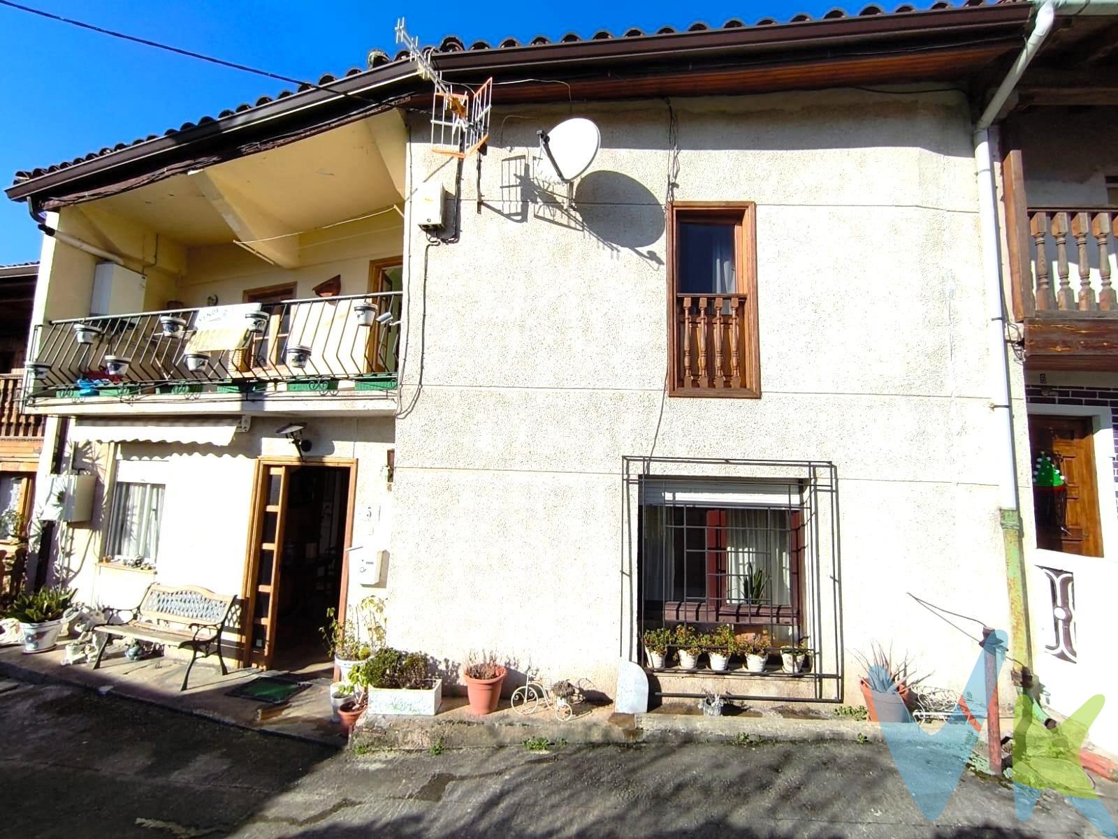 Descubre el potencial de esta casa adosada ubicada en la encantadora localidad de La Penilla De Cayón. Este inmueble ofrece una excelente oportunidad para aquellos que buscan un proyecto personal o inversión. Con su distribución funcional, en planta baja encontrarás una acogedora sala, una habitación doble ideal para descansar y reponer energías, además de una cocina equipada lista para dar rienda suelta a tu creatividad culinaria y un baño completo . También contarás con acceso a una cuadra que amplía las posibilidades del espacio. En la planta alta se encuentran dos habitaciones adicionales y una sala junto con otro baño completo que asegura comodidad tanto para ti como tus visitas. Rodeado por impresionantes paisajes montañosos característicos del norte  tendrás acceso directo a rutas ideales para caminatas tranquilas entre naturaleza pura; todo esto sin sacrificar cercanía al centro urbano donde podrás encontrar supermercados locales, colegios e instalaciones deportivas completas que satisfacen todas tus necesidades cotidianas. Si eres amante del diseño renovador o buscas aprovechar los beneficios únicos ofrecidos por propiedades llenas historia local ¡Esta es tu opción perfecta! No esperes más: haz realidad ese sueño  visitando hoy mismo. Los impuestos, gastos de notaria y registro no están incluidos en el precio.