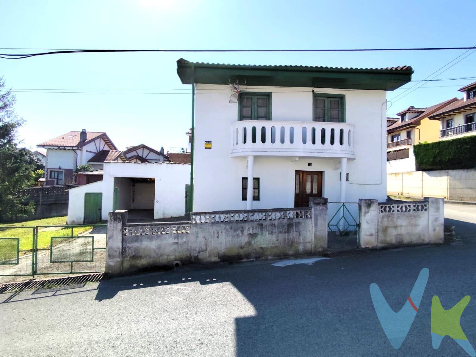 En el encantador Alto de Maliaño, ribera sur de la bahía de Santander, presentamos esta casa independiente con parcela urbana , a solo 5 km de la ciudad. Esta vivienda ofrece una oportunidad única para personalizar tu hogar ideal, actualmente distribuida en tres habitaciones, salón, cocina, baño, aseo y buhardilla. La necesidad de reforma interior permite redistribuirla según tus necesidades. Dispone de garaje y edificaciones anexas que convertir en txoco, ampliar garaje o cualquier otra opción. En una zona tranquila y cercana a todos los servicios, a tres minutos del aeropuerto; el ambiente familiar y tranquilo del vecindario, junto con su excelente comunicación con Santander, hacen de esta propiedad una opción atractiva para quienes buscan un espacio cálido y apacible. Aprovecha el momento y llámanos antes de que se reserve. Los Impuestos, gastos de notaria y registro no están incluidos en el precio. . 