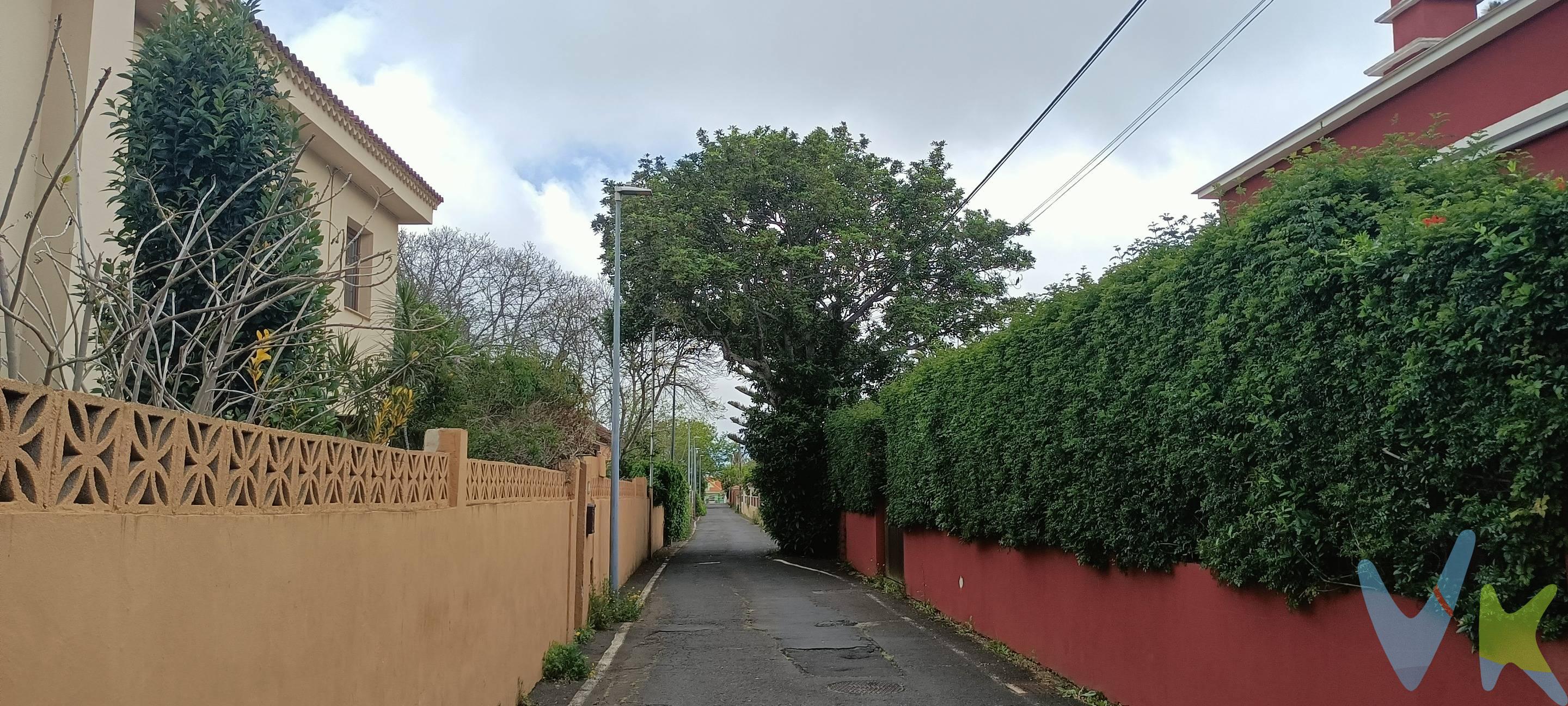 Solar ideal para tu proyecto de futuro, En un entorno urbano muy tranquilo y con todos los servicios que necesitas. Este terreno representa una excelente oportunidad de inversión en una zona en desarrollo, cuenta con informe urbanístico y actualmente se encuentra dentro del periodo de aprobación del nuevo PGO.