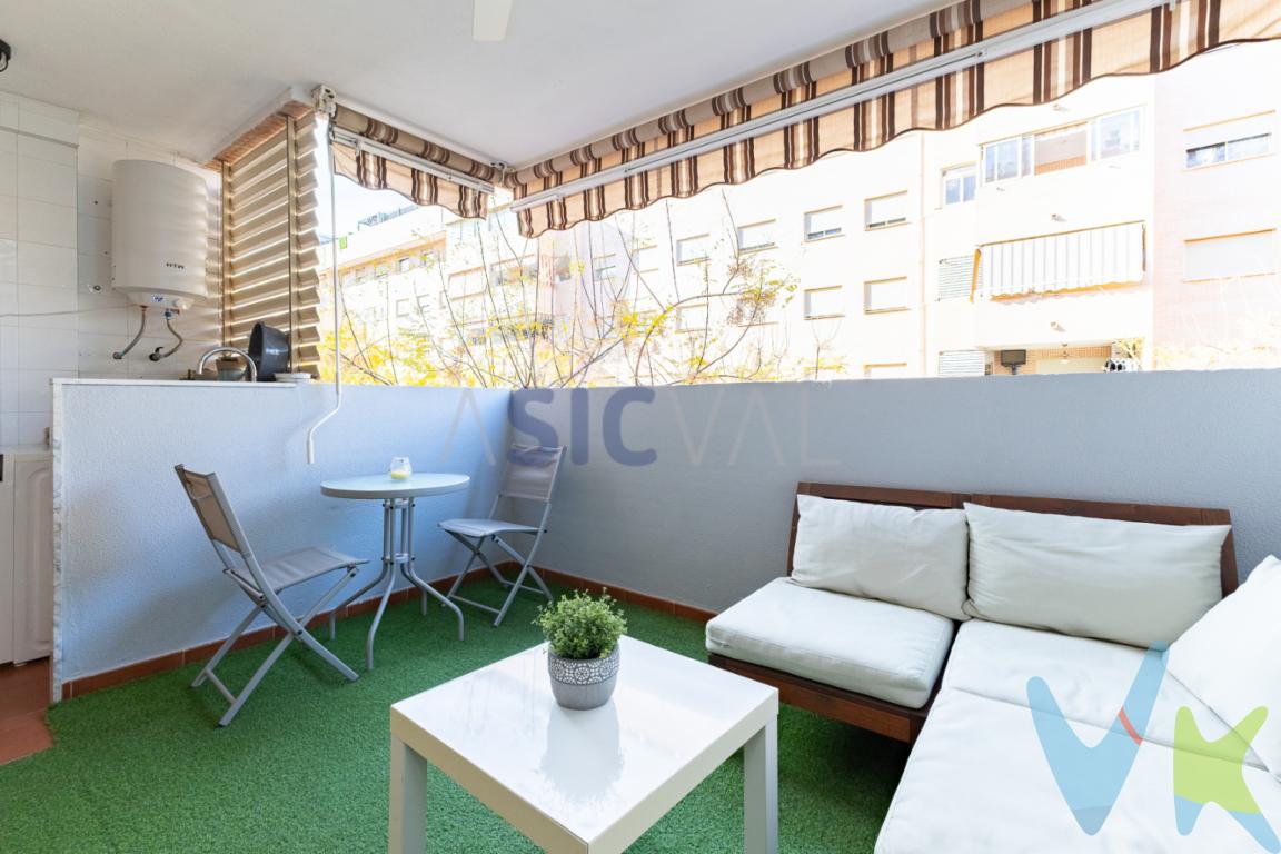 Preciosa vivienda en finca de caravista con ascensor, ubicada en Aldaia, zona Mocholí. Rodeada de todos los servicios necesarios: colegio, instituto, supermercados, transporte público, zona verdes y calles peatonales, parques infnatiles, comercios de barrio, etc.... DISTRIBUCIÓN DE LA VIVIENDA: 95mts² construidosvestíbulo/recibidor ampliohabitación principal exterior, con armario empotrado2 habitaciones individuales, exteriores, con armarios empotrados2 baños completos con ducha (uno en habitación principal)cocina independiente amplia con espacio para mesagaleríabalcón/terraza de 18mts² CALIDADES DE LA VIVIENDA:finca con ascensorsuelo de parquetventanas climalitpre-instalación de gasaire acondicionado (split en salón)toldo¡¡ PLAZA DE GARAJE Y TRASTERO INCLUIDOS !! LA VIVIENDA EN FINCA CON ASCENSOR, UBICADA EN UNA EXCELENTE ZONA DE ALDAIA, ES AMPLIA, CÓMODA Y MUY LUMINOSA. CUENTA CON UN BALCÓN AMPLIO (TERRAZA) !!ACABADOS DE CALIDAD Y DETALLES MUY BONITOS. ES IDEAL PARA ENTRAR A VIVIR Y HACER DE \"UN PSIO\", TU HOGAR!!! NOTA IMPORTANTE: LA VIVIENDA ES VPO, POR LO TANTO ES IMPRESCINDIBLE CUMPLIR REQUISITOS. LOS IMPUESTOS, GASTOS DE NOTARÍA, REGISTRO Y GASTOS DE AGENCIA NO ESTÁN INCLUIDOS EN EL PRECIO DE VENTA.EL MOBILIARIO, ELECTRODOMÉSTICOS Y DECORACIÓN QUE APARECEN EN LAS FOTOGRAFÍAS DE LA VIVIENDA, NO ESTÁN INCLUIDOS EN EL PRECIO DE VENTA.      