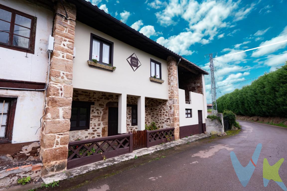 Oportunidad, a poca distancia de Villaviciosa (Asturias) os ofrecemos esta bonita casa con su finca y anejos, se ubica en la Aldea de Poreño, precioso pueblo situado a casi 400 metros de altura y que en el año 2017 fue distinguido como pueblo ejemplar de Asturias.Se trata de una casa de aldea construida en el año 1900, compuesta de planta baja y planta alta y se distribuye cocina, salón, cuatro dormitorios y baño, tiene aneja otra construcción que en su dia fue una cuadra, luego fue el lagar para hacer sidra y en la planta superior el pajar, colindante tenemos una finca de mas de cuatrocientos metros ideal para cultivar tu propio huerto o cualquier otro uso que le quieras dar.La casa está muy cuidada, Poreño es un pueblo muy tranquilo y el viaje en coche a Villaviciosa es de aproximadamente seis minutos.Poreño es uno de los pueblos que mas horreos tiene del municipio de Villaviciosa, es un pueblo precioso, con mucha historia y tradición, si teneis algo de tiempo os aconsejo leer su historia, merece la pena.El pueblo cuenta con una Asociación de Vecinos muy activa que dinamiza la vida socio-cultural con actividades de todo tipo.Y recordaros que si estais buscando una propiedad de estas características nos llameis para acompañaros a visitarla.En el precio publicitado (PVP) no está incluido el Impuesto de Transmisiones Patrimoniales ni los gastos de notaria y Registro.