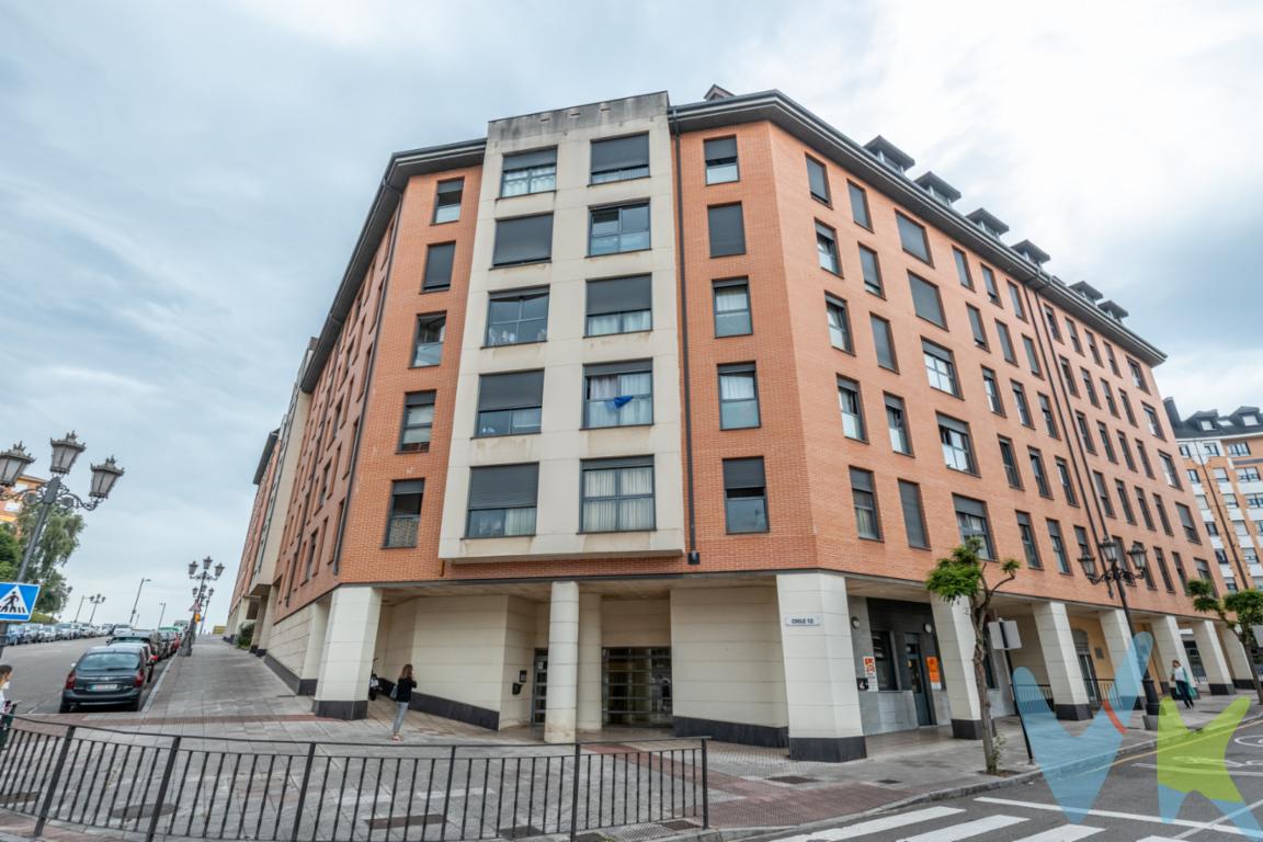 Amplio piso a sólo 3 minutos caminando del HUCA y a 15 minutos del centro.4ª planta del edificio con ascensor, distribuido de la siguiente manera:2 habitaciones dobles exteriores2 baños completosUna despensa con puerta tipo granero.Cocina amplia y luminosa, independiente.Salón comedor con luz naturalEn el precio lleva incluida la plaza de garaje y el trastero. ¡No dudes en ponerte en contacto con nosotros para concertar una visita!