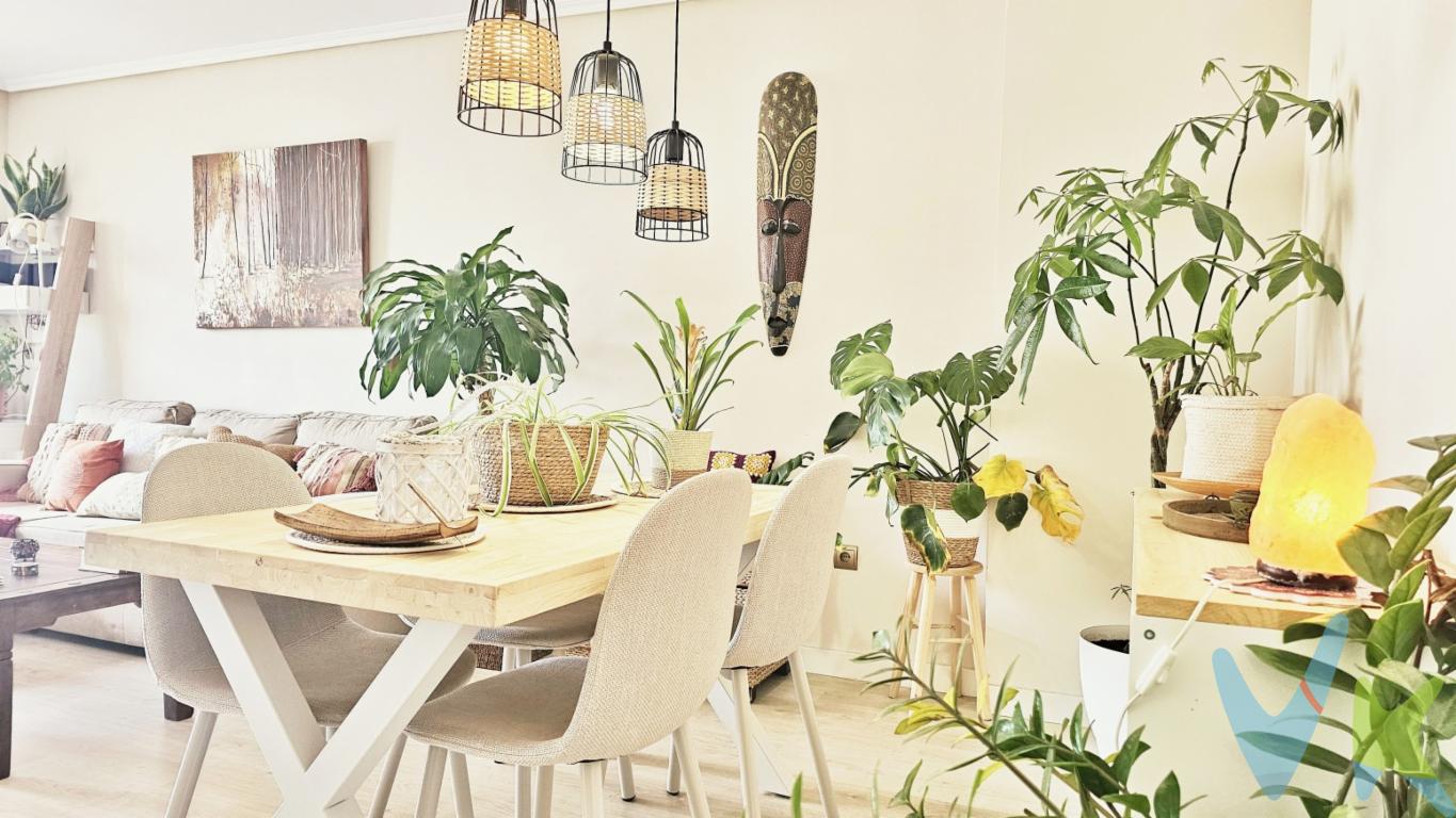  ¡Bienvenido a tu nuevo hogar en Riba-roja de Túria! Te presentamos un magnífico piso en venta, situado en una ubicación envidiable que te ofrece una vida cómoda y conectada. Este espacioso inmueble se encuentra en la segunda planta de un edificio construido en 2004, con una estructura moderna y todas las comodidades que necesitas para disfrutar de un estilo de vida de calidad.Este piso cuenta con una superficie construida de 95 metros cuadrados, de los cuales 82 metros son útiles, perfectamente distribuidos para ofrecerte el máximo confort. Al ingresar, te recibirán espacios bien iluminados gracias a una distribución que optimiza la entrada de luz natural. La sala de estar es amplia y abierta, perfecta para crear un ambiente acogedor donde podrás relajarte al llegar a casa o recibir a tus invitados.Dispone de tres habitaciones, cada una pensada para ofrecerte un espacio privado y tranquilo. El diseño interior de las habitaciones permite personalizarlas según tus necesidades y preferencias. Podrás destinarlas como dormitorios, oficinas en casa o ese espacio que siempre has deseado para tus hobbies.La cocina se presenta como un área funcional y moderna, equipada con todo lo necesario para que disfrutes preparando tus platos favoritos. Amplios armarios te permitirán organizar todos tus utensilios y víveres de manera eficiente. Su diseño facilita la interacción con la sala de estar, haciendo de esta una zona perfecta para compartir momentos en familia.Además, este encantador piso te ofrece el lujo de disfrutar de un balcón, donde podrás tomar el aire fresco y disfrutar de momentos de tranquilidad. Aquí, tus mañanas comenzarán con la agradable brisa y tus tardes serán testigos de relajantes puestas de sol.Una de las ventajas significativas de esta propiedad es el acceso a un ascensor, lo cual resulta especialmente conveniente para el traslado diario y para las personas que puedan tener dificultades con las escaleras. A esto se suma la comodidad de contar con una plaza de garaje, asegurando que tu vehículo esté siempre protegido y a salvo.La ubicación de este inmueble es uno de sus mayores atractivos. Se encuentra a escasa distancia de paradas de autobús y estaciones de metro, lo que te garantiza conexiones rápidas y eficientes con el resto de la ciudad y sus alrededores. Esta accesibilidad asegura que siempre puedas moverte con facilidad, ya sea para tu rutina diaria o para explorar todo lo que Riba-roja de Túria tiene para ofrecer.Finalmente, la comunidad vecinal es acogedora y tranquila, lo que convierte a este piso en el lugar ideal para aquellos que buscan un entorno apacible sin renunciar a las comodidades urbanas. La modernidad del edificio, junto con su excelente estado de conservación, son garantías de que estás realizando una inversión segura.No dejes pasar esta oportunidad única de adquirir un piso que lo tiene todo. ¡Te invitamos a visitarlo y descubrir por ti mismo todas sus ventajas y encantos! Tu nuevo hogar en Riba-roja de Túria te está esperando. 