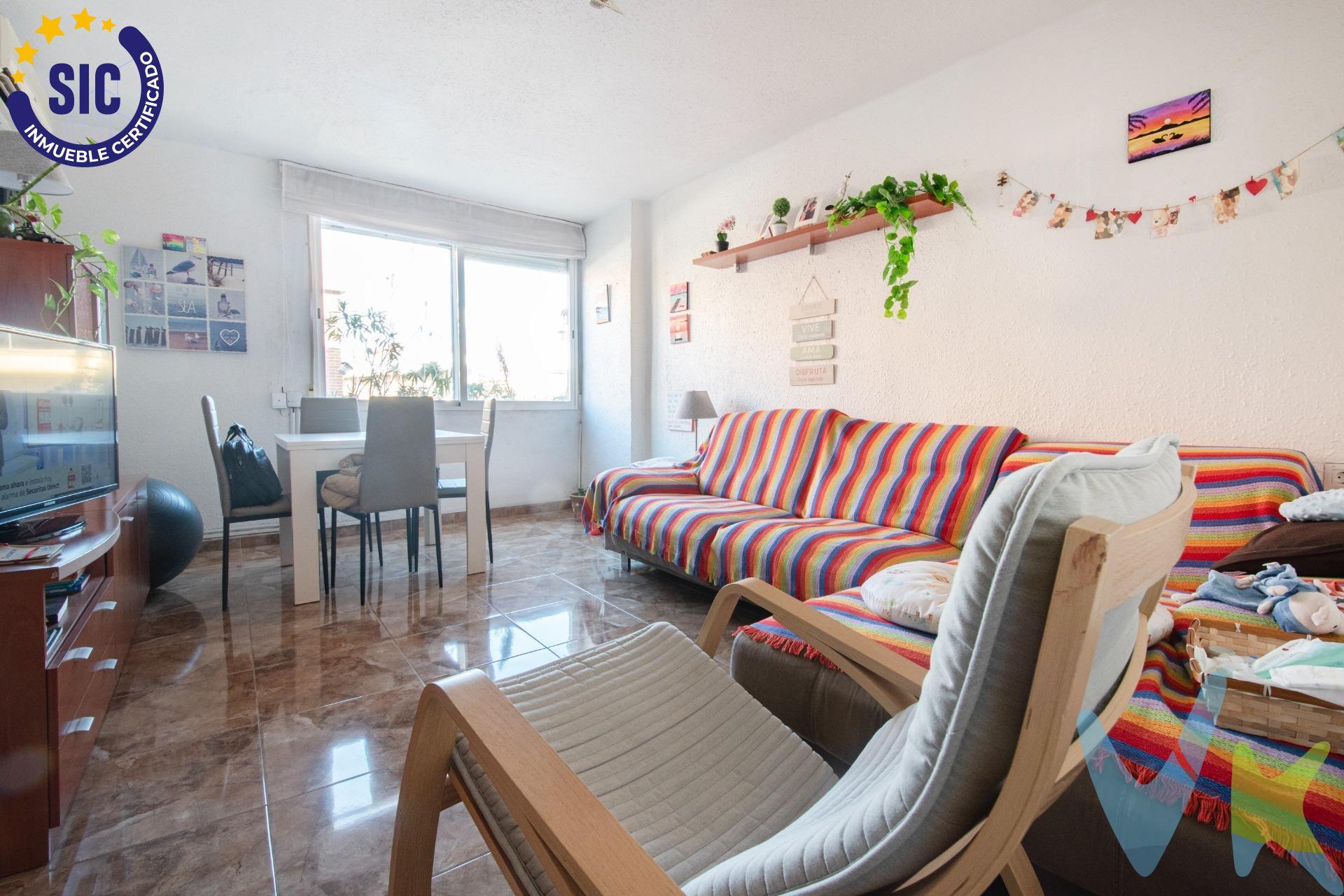 ****** SOLO PARA INVERSORES, VIVIENDA ALQUILADA *******. Te presentamos esta vivienda con contrato de alquiler vigente hasta noviembre de 2027, una opción pensada para quienes buscan una inversión estable, con buena continuidad y sin incertidumbres a corto plazo. La propiedad se encuentra en una finca tranquila y bien cuidada, con solo diez vecinos y cinco alturas, lo que garantiza un ambiente discreto y sereno. La vivienda está situada en la cuarta planta, lo que permite disfrutar de luz natural durante todo el día, aunque la finca no dispone de ascensor. El piso ofrece dos habitaciones dobles con armarios empotrados, un baño funcional y una cocina independiente con galería que aporta un espacio adicional muy útil para tareas domésticas. La planta está optimizada, sin espacios desperdiciados, con estancias definidas y funcionales que facilitan el mantenimiento y la ocupación estable. La ubicación es otro de sus grandes atractivos: cercana al metro pero lo suficientemente apartada para mantener un entorno tranquilo, y a un paso de La Torre, una zona consolidada con todos los servicios necesarios, comercios y excelentes conexiones. Todo ello convierte esta propiedad en una inversión sólida, ubicada en un entorno con demanda constante y una calidad de vida muy apreciada. Mobiliario, vehículos y otros elementos decorativos y personales de la propiedad no incluidos. Impuestos, gastos de compraventa, intermediación y financiación no incluidos.