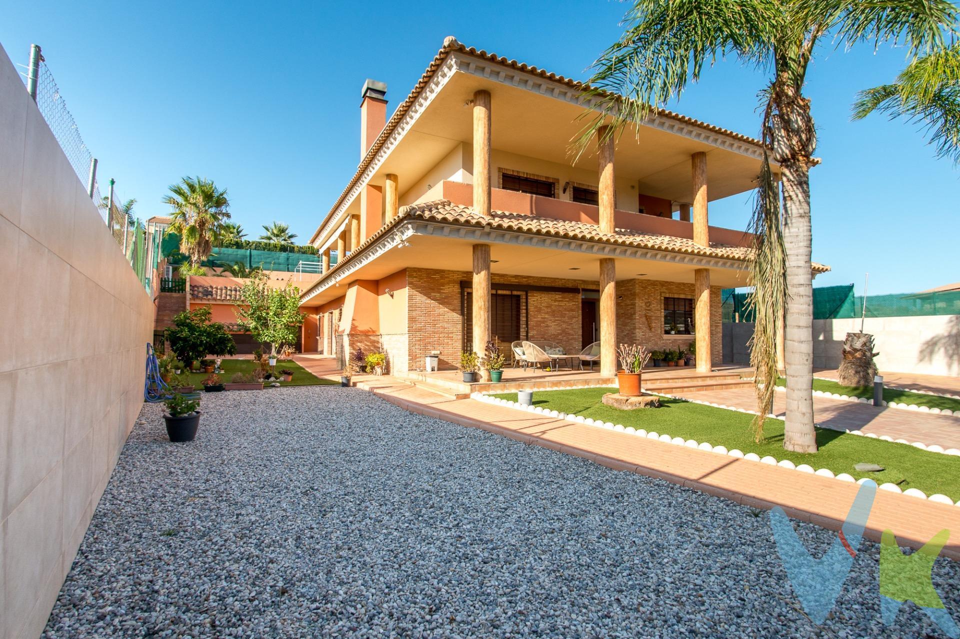 Crea el hogar que siempre has soñado en este exclusivo chalet independiente con eficiencia energética y 1.173 m² de parcela en la zona alta de El Coto, Las Torres de Cotillas. Ubicada en una posición elevada dentro de la prestigiosa Urbanización El Coto, esta propiedad destaca por sus vistas despejadas, privacidad y un notable ahorro energético gracias a sus 14 placas fotovoltaicas recién instaladas. Sobre una parcela de 1.173 m² y con 392 m² construidos, la vivienda ha sido recientemente reformada y equipada con calefacción por suelo radiante para el máximo confort durante todo el año. Su distribución inteligente en dos alturas permite contar con dos viviendas totalmente independientes, ideales para alojar a invitados, familias numerosas o destinar una parte a espacio de trabajo/alquiler. Distribución de la propiedad:.  Planta Baja:.  Zona de día: Salón amplio y luminoso con chimenea y acceso directo al jardín y zona exterior.  Cocina y servicios: Gran cocina totalmente equipada, despensa independiente y lavadero espacioso con salida a un patio. A través del patio se accede directamente al garaje, acondicionado actualmente como zona de juegos.  Dormitorios: 4 amplios dormitorios. La suite principal cuenta con vestidor y baño privado. La planta dispone de un segundo baño completo de gran tamaño.  Planta Primera (Vivienda independiente):.  Acceso independiente: Mantiene total intimidad respecto a la planta baja.  Espacios: Salón con cocina de concepto abierto, 2 dormitorios y 1 baño completo.  Conexión exterior: Esta planta conecta directamente con la zona de piscina y ocio. Exteriores y Sostenibilidad:. Un espacio exterior privado y soleado equipado con piscina privada, zona de barbacoa y un baño exterior de servicio. Además, el sistema de autoconsumo fotovoltaico de 14 placas garantiza una drástica reducción en la factura de la luz. Una casa moderna, eficiente y lista para entrar a vivir en una de las mejores zonas de Las Torres de Cotillas. ¡Solicita más información o una visita sin compromiso!. 🔑 Comercialización en multidifusión. Por mandato expreso del propietario, este inmueble se comercializa en multiexclusiva, lo que garantiza un acceso completo a la información, un servicio profesional y una gestión ordenada, sin interferencias de terceros. Si eres agente inmobiliario y tienes un cliente interesado, estaremos encantados de colaborar. Contáctanos sin compromiso. 🤝 Una compra tranquila y bien acompañada. Al contactar directamente con nosotros, evitarás molestias innecesarias a la propiedad. Nos encargamos de toda la intermediación, facilitándote la documentación, la información necesaria y un trato cercano, claro y sin complicaciones. Te informaremos con total transparencia de todos los aspectos de la compra, incluidos gastos y honorarios de agencia para que tomes decisiones con calma y seguridad. Nuestra forma de trabajar se basa en algo muy sencillo:. Calma → la tranquilidad de comprar tu vivienda con acompañamiento profesional en todo el proceso con nosotros. ℹ️ Información legal. La descripción del inmueble y las imágenes publicadas tienen carácter meramente informativo y no contractual. El precio ha sido fijado por la propiedad y podría sufrir variaciones hasta su formalización en contrato de compraventa. 💰 Gastos de la compra. Impuestos (ITP). Con bonificación: 3 %. Sin bonificación: 7,75 %. Notaría y Registro: aprox. 1.000 €. Honorarios de agencia: 3 % + IVA, con un mínimo de 3