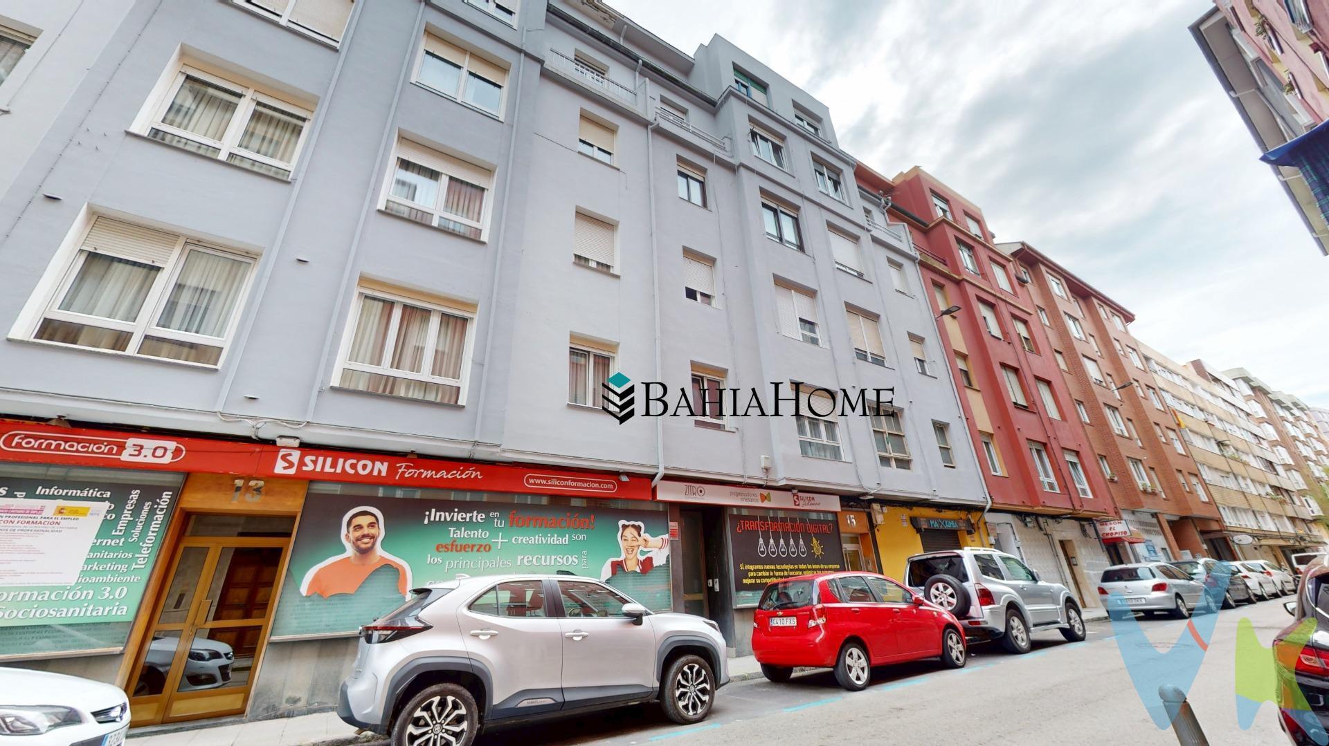 🏠 ¡Estupendo piso en venta en el corazón de Santander!. Te presentamos esta magnífica oportunidad en la calle Tres de Noviembre, ideal tanto para quienes buscan su hogar como para quienes desean invertir con acierto. El piso cuenta con 77 m² construidos, distribuidos de forma funcional en cuatro habitaciones, salón luminoso, baño con plato de ducha y cocina vacía, lista para que la diseñes a tu gusto. Dispone de ventanas de PVC y suelos de madera, detalles que aportan confort y calidez. 📍 Ubicación inmejorable:. Situado a un paso de la calle Burgos, en pleno centro de la ciudad, tendrás todo al alcance: supermercados, colegios, zonas infantiles, restaurantes, transporte urbano frecuente y parada de taxi. ¡Olvídate del coche!. A pocos minutos caminando encontrarás el Hospital Marqués de Valdecilla, el centro médico ambulatorio, y la Plaza de Abastos del Mercado de México, todo en zona llana y accesible. ✨ Una vivienda con todas las ventajas de vivir en el centro, rodeado de servicios y con un gran potencial de revalorización. 📞 Solicita ya tu visita y descubre por ti mismo todo lo que este piso puede ofrecerte.
