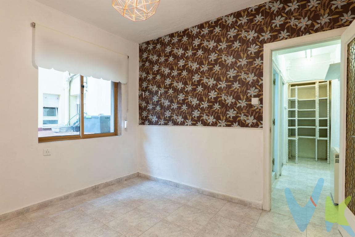 En venta piso en planta baja con gran potencial, situado en el corazón del barrio de El Coto, una de las zonas más demandadas y con más vida de Gijón. Ideal para quienes buscan un proyecto de reforma para adaptarlo completamente a su gusto o para inversores que deseen obtener una buena rentabilidad en una ubicación consolidada.La vivienda cuenta con  dos habitaciones, un baño completo, salón y cocina independiente, ofreciendo una base sólida para desarrollar un hogar cómodo y funcional. Al ser planta baja, resulta especialmente práctica y accesible, tanto para personas mayores o con movilidad reducida como para quienes valoran la comodidad de no depender de ascensor.El piso necesita una reforma integral, lo que brinda la oportunidad perfecta para redistribuir espacios y crear un ambiente moderno y acogedor. Las posibilidades son amplias: desde diseñar un apartamento contemporáneo con concepto abierto hasta una vivienda tradicional con espacios bien definidos.El inmueble goza de una excelente conexión con el centro de Gijón y las principales vías de acceso a la ciudad. En las inmediaciones se encuentran supermercados, centros educativos, zonas verdes, transporte público, centro de salud, y todo tipo de servicios, lo que convierte a esta propiedad en una opción práctica y con gran proyección.En resumen, una vivienda con muchas posibilidades, ideal para reformar y personalizar o como inversión segura en una zona con alta demanda de alquiler.¡Una oportunidad única para darle forma a la casa que siempre imaginaste, en una de las mejores zonas residenciales de Gijón!Se informa a los interesados que el precio de venta indicado no comprende los honorarios de la agencia inmobiliaria a cargo del comprador, el Impuesto de Transmisiones Patrimoniales (ITP) ni los gastos asociados a la compraventa (notaría, registro de la propiedad y otros).