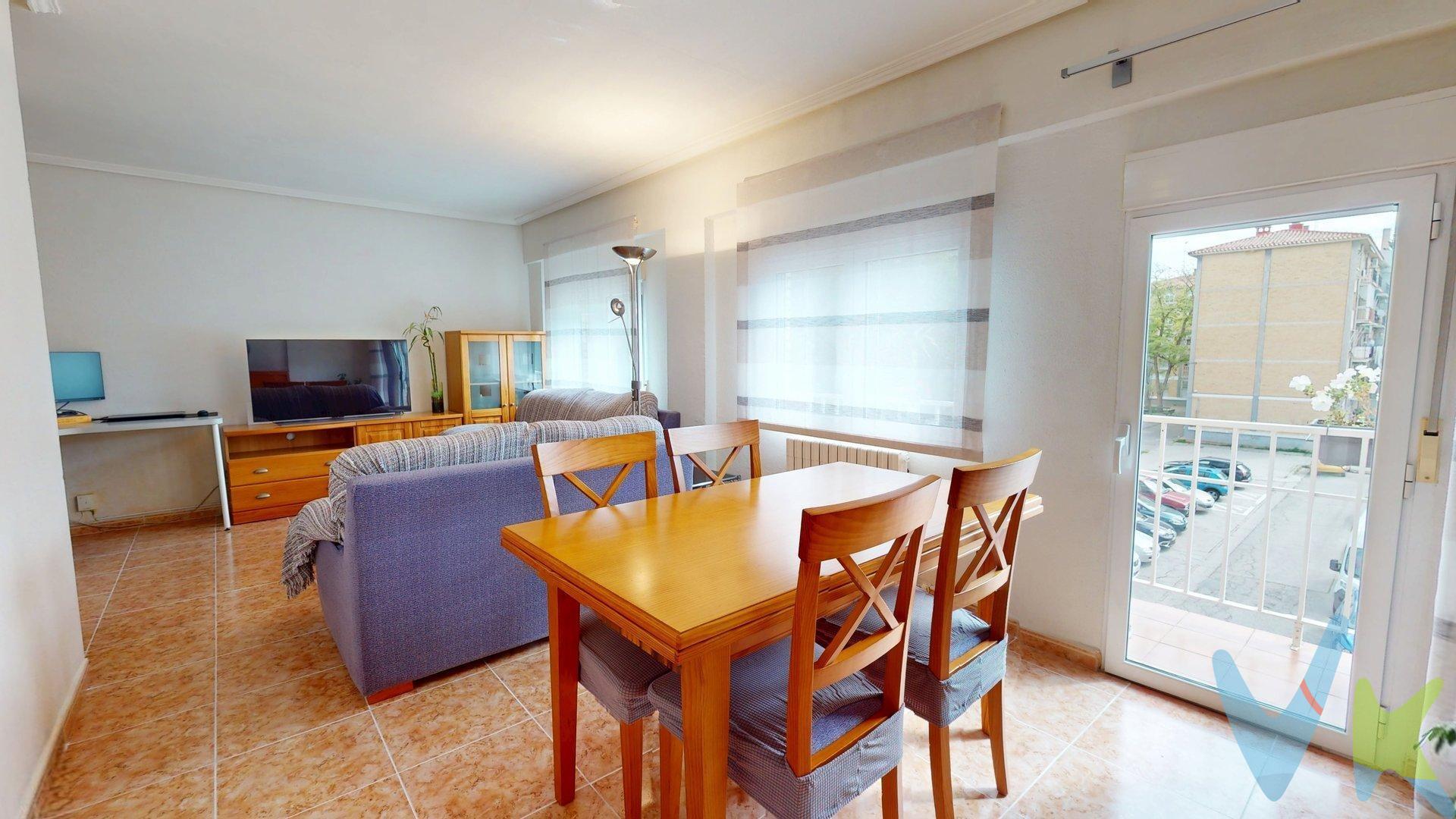 ¿Estás buscando un lugar para vivir cómodamente y sin preocupaciones? Te presentamos este encantador piso ubicado en el Arrabal  en la tranquila calle Peña Oroel, a solo unos pasos de nuestro parque Tío Jorge. Con una excelente comunicación y rodeado de zonas verdes, es el sitio ideal para disfrutar de la naturaleza sin alejarte de las comodidades urbanas. . Este inmueble cuenta con 57 metros útiles muy bien distribuidos que incluyen un amplio salón lleno de luz natural gracias a su orientación este, así como acceso a una galería soleada donde podrás relajarte durante todo el año. La cocina está completamente equipada y optimizada al máximo, además encontrarás un baño funcional con plato de ducha. En cuanto a los dormitorios, dispone de uno principal espacioso con armario empotrado perfecto para tu descanso diario; también hay otro dormitorio individual idóneo para tus invitados  o  familiares. Su estado general es impecable: listo para entrar a vivir sin necesidad alguna de reformas ni mejoras adicionales!.  Equipado con calefacción individual mediante gas –ideal para mantener la calidez durante los meses fríos– junto con aire acondicionado (1 split). Las ventanas son de aluminio lacado que garantizan aislamiento óptimo mientras que sus puertas son en color roble, y la principal blindada, suelos de gres. ¡No pierdas esta oportunidad única! Si quieres más información o programaruna visita no dudesen llamarnos!