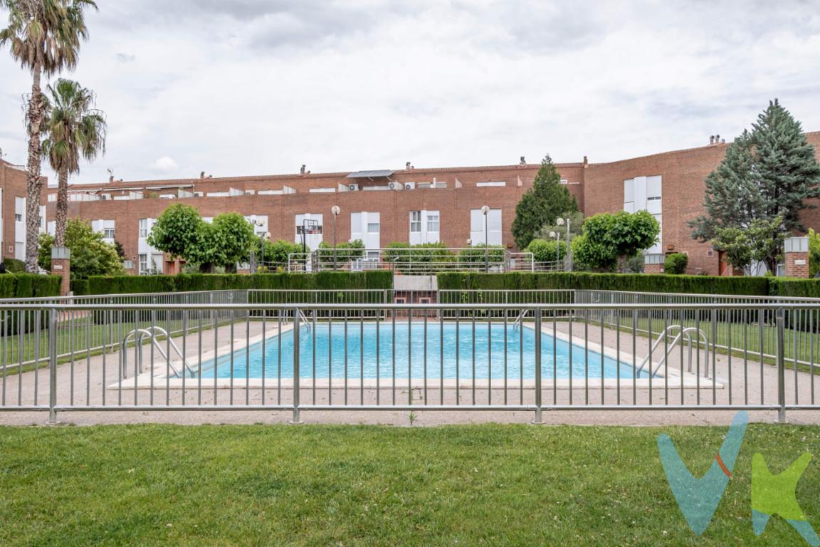 . En la Urbanización Vistabella, una de las zonas residenciales más valoradas de Miralbueno, te espera una casa pensada para crecer, disfrutar y construir recuerdos inolvidables. Esta vivienda unifamiliar de 4 plantas lo tiene todo para quienes buscan combinar comodidad, amplitud y zonas comunes que suman bienestar a cada día. ¿Qué la hace ideal para tu familia?. 👨‍👩‍👧‍👦 3 dormitorios llenos de luz natural, donde cada miembro de la familia podrá tener su propio espacio. 🛁 3 baños, porque las mañanas con prisas necesitan soluciones prácticas (¡y sin esperas!). 🔥 Una bodega con chimenea y luz natural, perfecta para reuniones familiares, cumpleaños o tardes de invierno al calor del fuego. 🌿 Un jardín privado donde los peques pueden jugar al aire libre, tú relajarte con un libro o compartir una barbacoa los domingos. 🚗 Garaje cerrado para dos coches: porque sí, llegar a casa y aparcar sin dar vueltas… también es calidad de vida. 🧘‍♀️ Una buhardilla espectacular en dos alturas, muy luminosa y con acceso a una terraza-solárium privada: un rincón para teletrabajar, crear una zona de juegos o tener tu refugio personal con vistas. 🏊‍♂️ Y lo mejor: la urbanización ofrece piscina, zonas deportivas cubiertas y sauna, para que los tuyos lo tengan todo sin salir del barrio. Una casa viva, amplia y funcional que crece contigo y con los tuyos. Porque el hogar no es solo un lugar, es el escenario de vuestra historia. 📞 ¿La descubrimos juntos? Llámanos y prepárate para imaginar tu vida aquí.