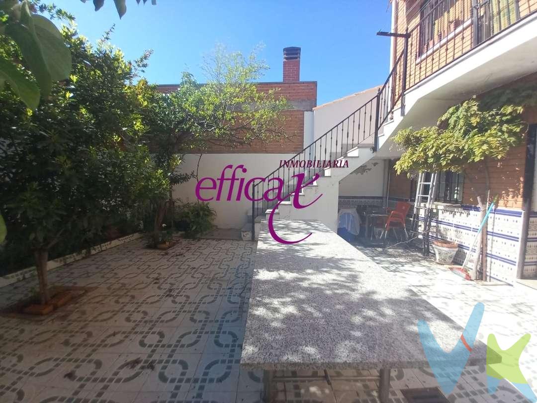 PRECIOSA CASA EN VENTA EN TORRIJOS. ZONA CENTRICA, MUY CERCA DE COMERCIOS E INSTITUTOS A DOS PASOS DEL CENTRO DE TORRIJOS.
La vivienda se distribuye en 3 plantas y Buhardilla. Un total de 7 habitaciones, 3 baños completos y cocina completamente amueblada con despensa. 
Además cuenta con buhardilla para destinar a infinitas posibilidades y patio de 62 m2, completamente solado y garaje privado. El inmueble dispone de calefacción de gasoil
La compra de este inmueble conlleva un servicio de formalización y gestión de la compraventa para el comprador, cuyo coste no esta incluido en el precio publicado.
Se le informará de todos los gastos asociados a la compraventa antes de la reserva para que usted compre con la máxima seguridad, tranquilidad y transparencia. 
No dejes perder la oportunidad de vivir en una casa exclusiva como esta y ven a verlo sin compromiso.