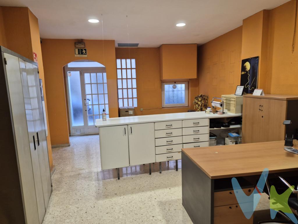 Si habías pensado en tener un local propio en el centro, tienes tu oportunidad. Una planta baja en buen estado general, cuyo último uso fue como taller protésico dental, en uno de los barrios con más encanto de València, el Botánico, y a un paso de los Jardines del Turia. Sus aproximadamente 102 m2 construidos se distribuyen en la actualidad una zona inicial de recepción y oficina y, en la parte trasera, una amplia dependencia usada como área de trabajo. El local dispone de dos aseos. Tiene una fachada de aproximadamente cuatro metros, con puerta de entrada y ventana. Si deseas visitarlo no lo dudes y llámanos, te atenderemos con mucho gusto.  Los gastos de comunidad y el IBI están incluidos en el precio.*El precio no incluye los suministros, ni impuestos ni, en su caso, los honorarios profesionales derivados de la gestión de la operación.*Este anuncio tiene carácter meramente informativo.De haber un plano, este será puramente orientativo y no vinculante.