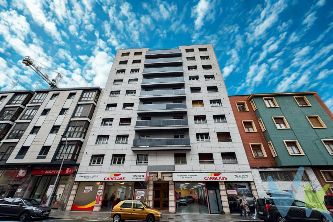 ¿Estas buscando tu futuro hogar en el centro de Gijón?  Este piso en la Calle Pablo Iglesias es la oportunidad perfecta para reformar y convertir en tu próximo hogar. En la Avenida de Pablo Iglesias, una de las principales calles  del centro de Gijón, a medio camino entre el paseo de Begoña y la Plaza de Toros. Esta propiedad es perfecta para diseñar tu futuro hogar. Tiene 3 habitaciones, 1 baños, salón y amplia cocina.  El piso es interior, lo que garantiza mayor tranquilidad y descanso en esta zona tan concurrida de Gijón. La fachada está recién reformada y el portal no presenta barreras arquitectónicas. Si te interesa la propiedad y quieres conocerla, no dudes en contactar con nosotros. Esteremos encantados de enseñártela. Se informa a los interesados que el precio de venta indicado no comprende los honorarios de la agencia inmobiliaria a cargo del comprador, el Impuesto de Transmisiones Patrimoniales (ITP) ni los gastos asociados a la compraventa (notaría, registro de la propiedad y otros).