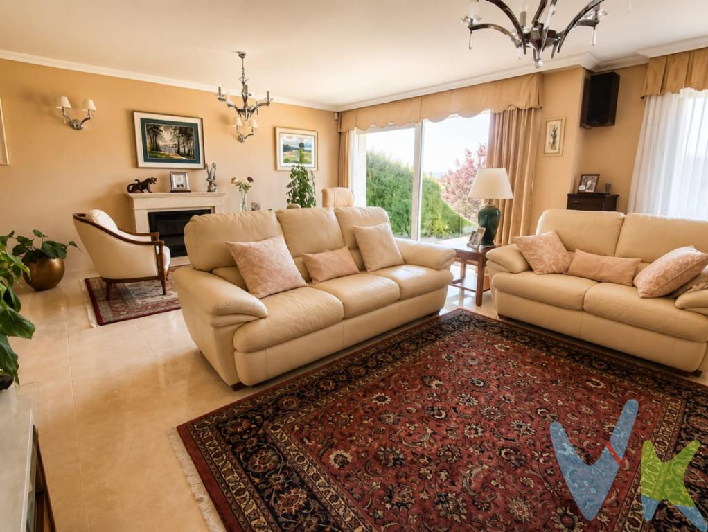 EXCLUSIVA CASA EN SOLARES, MEDIO CUDEYO. Hay casas que se describen por metros, estancias y calidades. Y luego están las casas que, nada más entrar, transmiten algo especial. En Medio Cudeyo, en la zona de Solares, encontramos esta preciosa casa pareada, cuidada al detalle y diseñada con un gusto exquisito. Una vivienda diferente, con personalidad propia, donde cada rincón refleja cariño, dedicación y una elección muy cuidada de materiales, mobiliario y acabados. La casa se distribuye de una forma peculiar y muy atractiva. En la zona de acceso encontramos un amplio garaje para hasta cuatro vehículos, con parte abierta y parte cubierta, . Desde esta planta se accede a un fantástico salón abuhardillado, ideal como espacio profesional o para recibir a tus invitados. Al bajar, la vivienda nos recibe con una espectacular escalera de madera, ligera, elegante y muy visual, que se convierte en uno de los elementos más especiales de la casa. En esta planta se encuentra la zona de descanso, compuesta por tres amplios y luminioso dormitorios, todos con gran armario empotrado. La habitación principal cuenta con baño en suite y salida a terraza, mientras que los otros dos dormitorios disponen de un segundo baño completo y uno de ellos también disfruta de terraza propia. Todo ello acompañado de un recibidor muy cuidado, luminoso y con una sensación de hogar difícil de encontrar. En la planta inferior se abre la zona de día: un salón amplio, acogedor, con chimenea y salida directa al jardín, desde donde se disfrutan unas vistas espectaculares a Peña Cabarga. La cocina, espaciosa y en un estado impecable, combina funcionalidad y amplitud, con salida directa al jardín. En esta misma planta encontramos un aseo acondicioando como lavandería perfectamente equipada con lavadora, secadora, lavabo y espacio de apoyo. En esta misma zona encontramos además una bodega creada por el propietario, un espacio en doble altura que aporta valor añadido a la vivienda. El exterior es, sin duda, otro de sus grandes atractivos. Además de un jardín muy cuidado, la propiedad cuenta con varias zonas aterrazadas, diseñadas para aprovechar al máximo el desnivel de la parcela y convertirlo en espacios útiles, bonitos y perfectos para disfrutar del buen tiempo. A ello se suma una cocina exterior completamente acristalada, ideal para reuniones, comidas familiares o tardes de verano sin renunciar a la comodidad. La vivienda dispone también de hilo musical en toda la casa, calidades excelentes y un estado de conservación impecable. Esta vivienda está, cuidada y lista para entrar a vivir, sin necesidad de obras ni mejoras. Una casa especial, diferente y con alma. Perfecta para quienes buscan una vivienda de representación, amplia, cómoda, con espacios exteriores, vistas, garaje generoso y una calidad difícil de igualar en una ubicación tan demandada como Solares.Te recomendamos que realices la visita virtual para que conozcas paso a paso todos los rincones de esta maravillosa vivienda.¡¡ESTAREMOS ESPERANDO TU LLAMADA PARA DARTE TODOS LOS DETALLES Y TE ENAMORES DE ELLA COMO NOSOTROS LO HEMOS HECHO!!Al comprador se le cobrará un 2% + iva del precio final.Gastos e Impuestos no incluidos en el precio. Compra sujeta a ITP. El comprador se hará cargo de los costes de la escritura e inscripción en el Registro de la Propiedad. Más información sobre transparencia, impuestos, gastos y condiciones de compraventa en nuestra web www.activanorte.com\"
