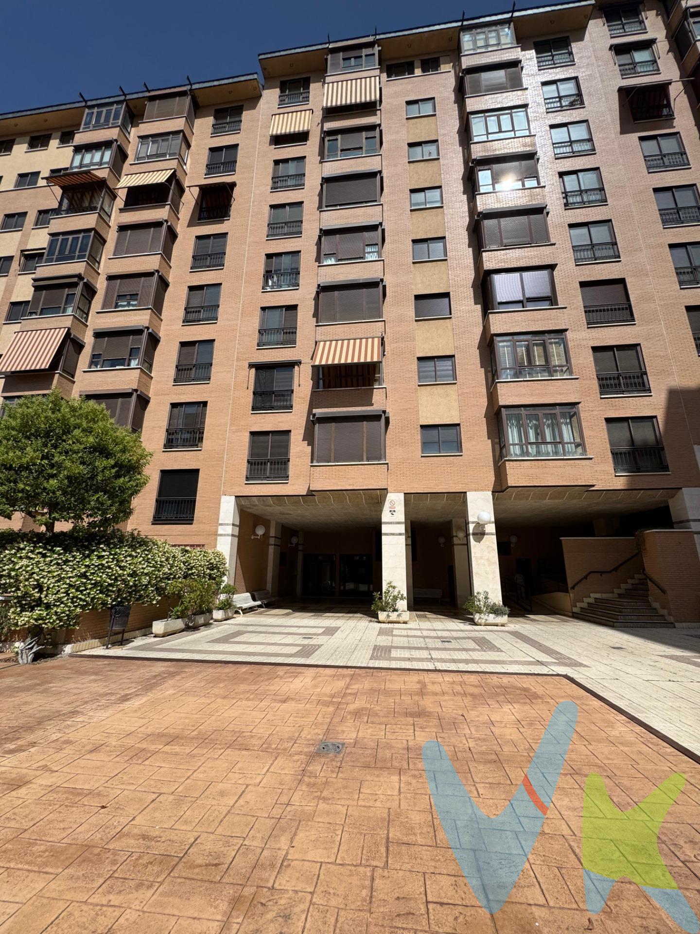 Bienvenid@ a tu nueva casa, la que siempre buscaste!!!!!. En estos momentos sigue habiendo familias numerosas o personas que valoran el espacio. Bienvenidos al espacio. Esta vivienda ubicada en una tercera planta de 7 y con orientación este, lo que le confiere sol toda la mañana. . Si valoras una buena ubicación y muchos metros cuadrados, además de silencio, zonas seguras para que jueguen tus hijos, cercanía de supermercados, comercio de proximidad, farmacias, colegios, institutos, guarderías, transporte público polideportivos y centros de salud todo ello a un paso del centro de la ciudad y en una de las zonas más demandadas de Valladolid, esta es tu nueva casa. El edificio se construyó en los años 90 con buena calidad, dispone de piscina y parcela cerrada para que jueguen tus hijos con seguridad. La vivienda es exterior, dando de una calle peatonal lo que hace que no tengas ningún ruido en tu casa y de otro al patio del edificio. . Hay tres cosas que nunca se pueden cambiar en una propiedad, la superficie, la orientación y la ubicación. Estas tres cosas, son precisamente los puntos fuertes de esta propiedad. La vivienda dispone de 147 m2 construidos distribuidos en hall de entrada amplísimo salón con gran ventanal y despacho o dormitorio, cocina de buen tamaño que da paso a tendedero cubierto, otros 3 dormitorios dobles con armario empotrado estando el principal en suite con el baño. . La calefacción es central con contador individual y por las excelentes calidades constructivas y orientación tendrá poco gasto en invierno. El agua caliente también es central, todo esto hace que no tengas que preocuparte del mantenimiento de las calderas individuales. Dispone de plaza de garaje y trastero. Os he presentado la típica vivienda que gusta a todo el mundo, a los que quieren sol y vistas, a los que buscan silencio y comodidad, a los que quieren tener la garantía de una buena construcción y a todos ellos que quieren disfrutar de muchos m2 en la ciudad y rodeado de todo tipo de comercio y servicios, parques y jardines. Con una actualización, puedes dejar la casa totalmente a tu gusto tanto de calidades como de distribución, puedes aumentar el valor de la vivienda haciendo una gran inversión pero sobre todo, puedes disfrutar por muchos años del nuevo hogar de tu familia. ¿Te lo vas a perder? Esta propiedad durará muy poco en el mercado, no dejes pasar la oportunidad y llama ahora. La vivienda tiene unos honorarios de venta al comprador de 4% + IVA. 