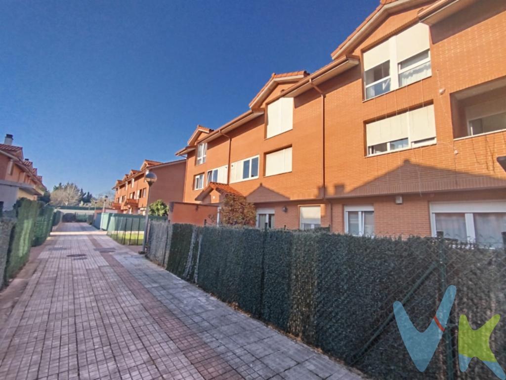 Descubre este encantador piso dúplex situado en una tranquila y cuidada urbanización en  Penagos, ideal para quienes buscan comodidad, calidad de vida y un entorno privilegiado.La vivienda se distribuye en dos plantas perfectamente diferenciadas. En la planta baja encontramos una cocina totalmente amueblada, funcional y luminosa, un salón amueblado, acogedor y con espacio para disfrutar en familia, un aseo, y un práctico tendedero. Además, la entrada cuenta con sensor de luz, aportando comodidad y eficiencia.En la primera planta se ubican tres habitaciones, destacando la habitación principal con armario vestidor, pensada para ofrecer el máximo confort y espacio de almacenaje. Completa esta planta un baño moderno con plato de ducha, cómodo y actual.La vivienda dispone de calefacción, garantizando bienestar durante todo el año, y se encuentra dentro de una urbanización con zonas ajardinadas, perfectas para disfrutar del aire libre.Cuenta con zona de aparcamiento , cerca de la zona deportiva, piscina y pistas de pádel.Cuenta con una ubicación magnífica, a tan solo 22 km de Santander y Torrelavega, en un radio de 150m encontramos el Ayto, centro médico y farmacia y a tan solo 2 km dispones de todos los servicios en Saron.Un hogar listo para entrar a vivir, en un entorno tranquilo y bien comunicado, perfecto tanto como vivienda habitual como inversión por su cercanía al Parque de la Naturaleza de Cabárceno.Ven a visitarlo y enamórate de tu nuevo hogar en Penagos.Al comprador se le cobrarán gastos de gestión.Los precios mostrados no incluyen impuestos, gastos de compraventa ni financiación. 