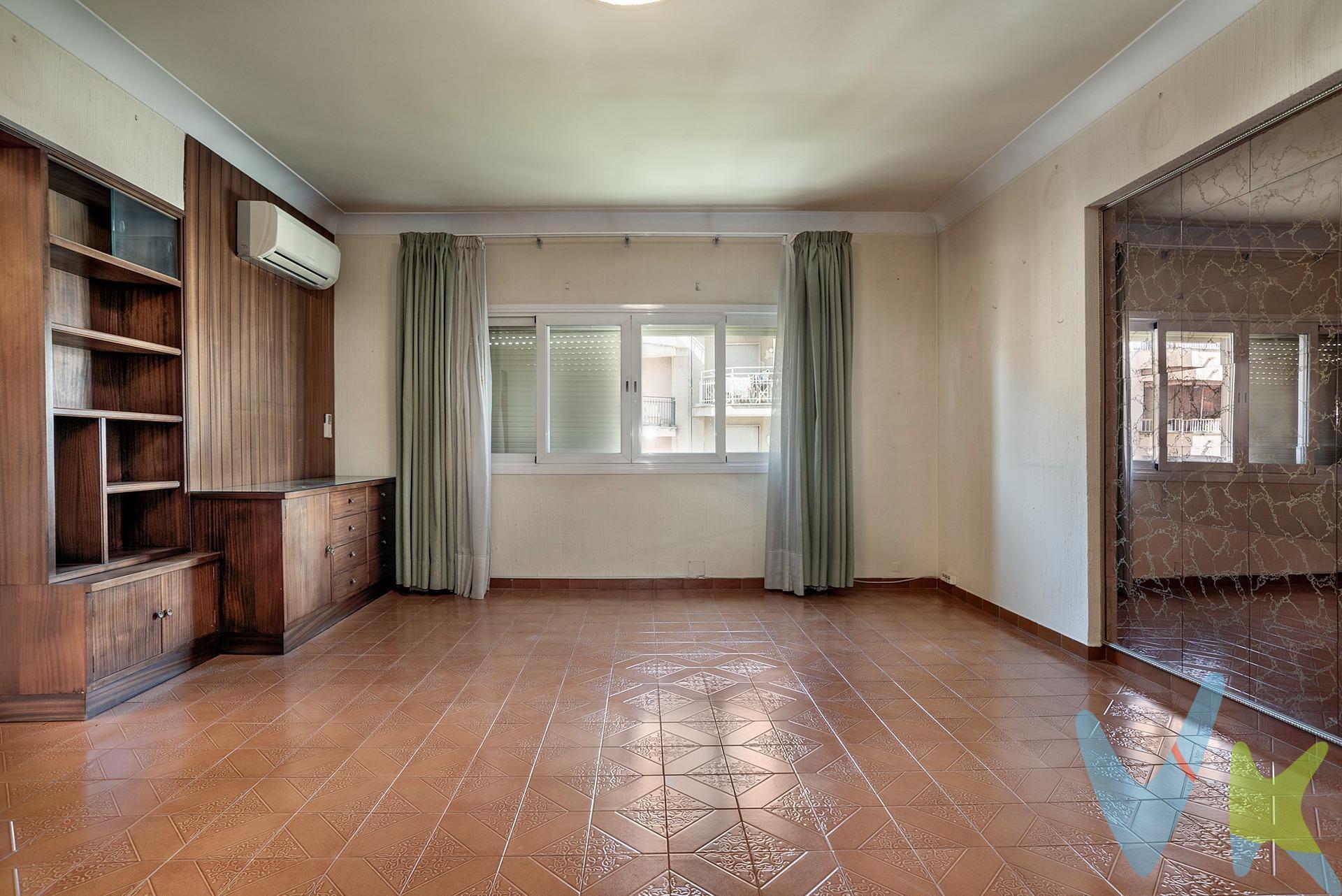Este espacioso piso de  165m², ubicado en la céntrica y vibrante Calle Blanquerna, ofrece una excelente oportunidad para personalizarlo a tu gusto. Actualmente, cuenta con 3 habitaciones, 2 baños completos, 1 aseo y trastero/coladuría. Aunque la vivienda necesita algunas actualizaciones, su distribución incluye 2 salones, lo que brinda la opción de convertir uno de ellos en una cuarta habitación si es necesario. El piso dispone de 2 balcones, uno de ellos con vistas a la propia calle Blanquerna, lo que le aporta luminosidad y una conexión directa con el entorno. Además, incluye una plaza de aparcamiento, un valor añadido que facilita el día a día. La comunidad es accesible para personas con movilidad reducida (PMR) y cuenta con dos ascensores, lo que garantiza comodidad y facilidad de acceso. . Para más información o visitas, no dude en contactarnos. *Este inmueble se comercializa mediante el sistema VentaPlus de ABSI (Agrupación Balear de Servicios Inmobiliarios) y Ia agencia comercializadora ha supervisado Ia documentación necesaria para Ia compraventa". 