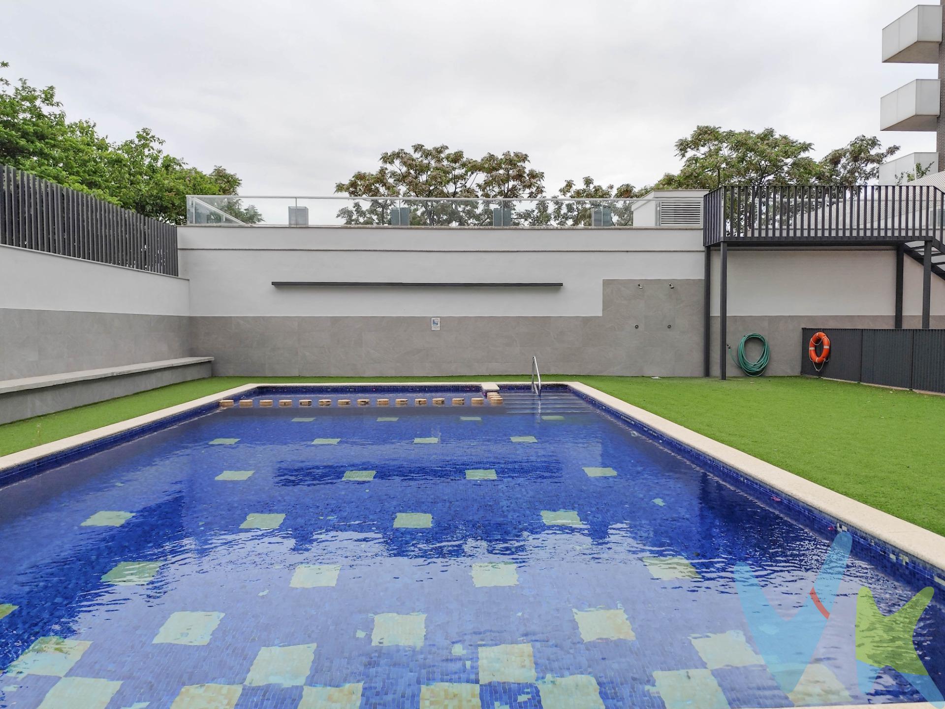 ¿Buscas un hogar cómodo, moderno y en una zona tranquila para disfrutar con tu familia? Te presentamos este precioso apartamento seminuevo en Albal, una localidad con encanto en la provincia de Valencia, perfecta para quienes desean vivir cerca de la ciudad pero en un entorno residencial y acogedor. Se encuentra por la zona del "Parque de la Balaguera". Imagina despertar cada mañana en un luminoso salón comedor, donde la luz natural entra a raudales a través de su balcón terraza, ideal para disfrutar de un café o de momentos de relax al aire libre. La vivienda cuenta con dos habitaciones espaciosas, dos baños completos y salón comedor pensados para ofrecer comodidad y privacidad a toda la familia. Este apartamento, en una planta con ascensor, te brinda la facilidad de acceder sin complicaciones a cualquier rincón del edificio. Además, cuenta con una plaza de garaje incluida, para que puedas olvidarte de buscar aparcamiento y tener tu vehículo siempre a mano. Sus calidades son maravillosas, termo eléctrico, aire acondicionado por conductos frio y calor, climalit y mucho más. . ¿Y qué mejor que vivir en una zona que invita al ocio y la tranquilidad? La urbanización dispone de un parque infantil, perfecto para que los más pequeños disfruten y los adultos puedan relajarse en un entorno seguro y agradable. También podrás refrescarte en la piscina comunitaria durante los días soleados, disfrutando del clima mediterráneo en buena compañía. Este apartamento seminuevo combina comodidad, funcionalidad y un entorno ideal para crear nuevos recuerdos. ¿Te gustaría visitarlo y descubrir todo lo que puede ofrecerte? ¡No dudes en contactarme, estaré encantado de ayudarte a dar el siguiente paso hacia tu nuevo hogar en Albal!. VIVIENDA DE VPO. *Nota: Agencia Registrada con el Nº 1018 en el Registro Obligatorio de Agentes Inmobiliarios de la Comunitat Valenciana. Puede consultar en la web de la GVA. La oferta está sujeta a cambios de precio o retirada del mercado sin previo aviso. En el precio de venta no están incluidos el impuesto del ITP, gastos de Notaría, los honorarios de agencia y los gastos de financiación, si la hubiese. Este anuncio no es vinculante, puede contener errores, se muestra a titulo informativo y no contractual*. *Por mandato expreso del propietario, comercializamos este inmueble en exclusiva, lo que le garantiza el acceso a toda la información, a un servicio de calidad, un trato fácil, sencillo y sin interferencias de terceros. Por este motivo, se ruega no molestar al propietario, a los ocupantes de la propiedad o a los vecinos. Muchas gracias por su comprensión. Si usted es agente inmobiliario y tiene un cliente para este inmueble, llámenos: estaremos encantados de colaborar. *. *Nuestro departamento financiero puede conseguir tu financiación. ¡ Consúltanos! *.